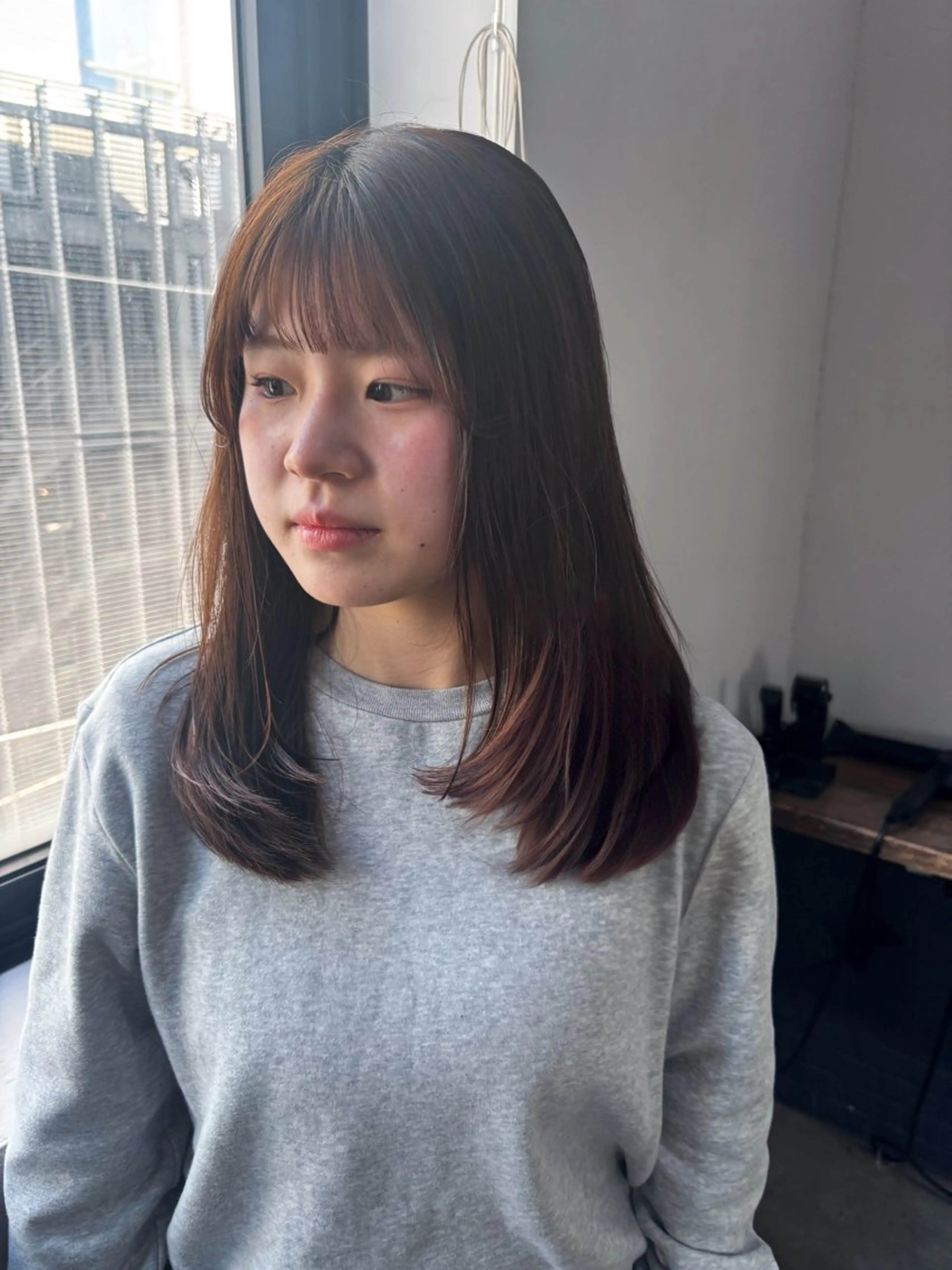 セミロング カット ウシロダ メグミのヘアスタイル