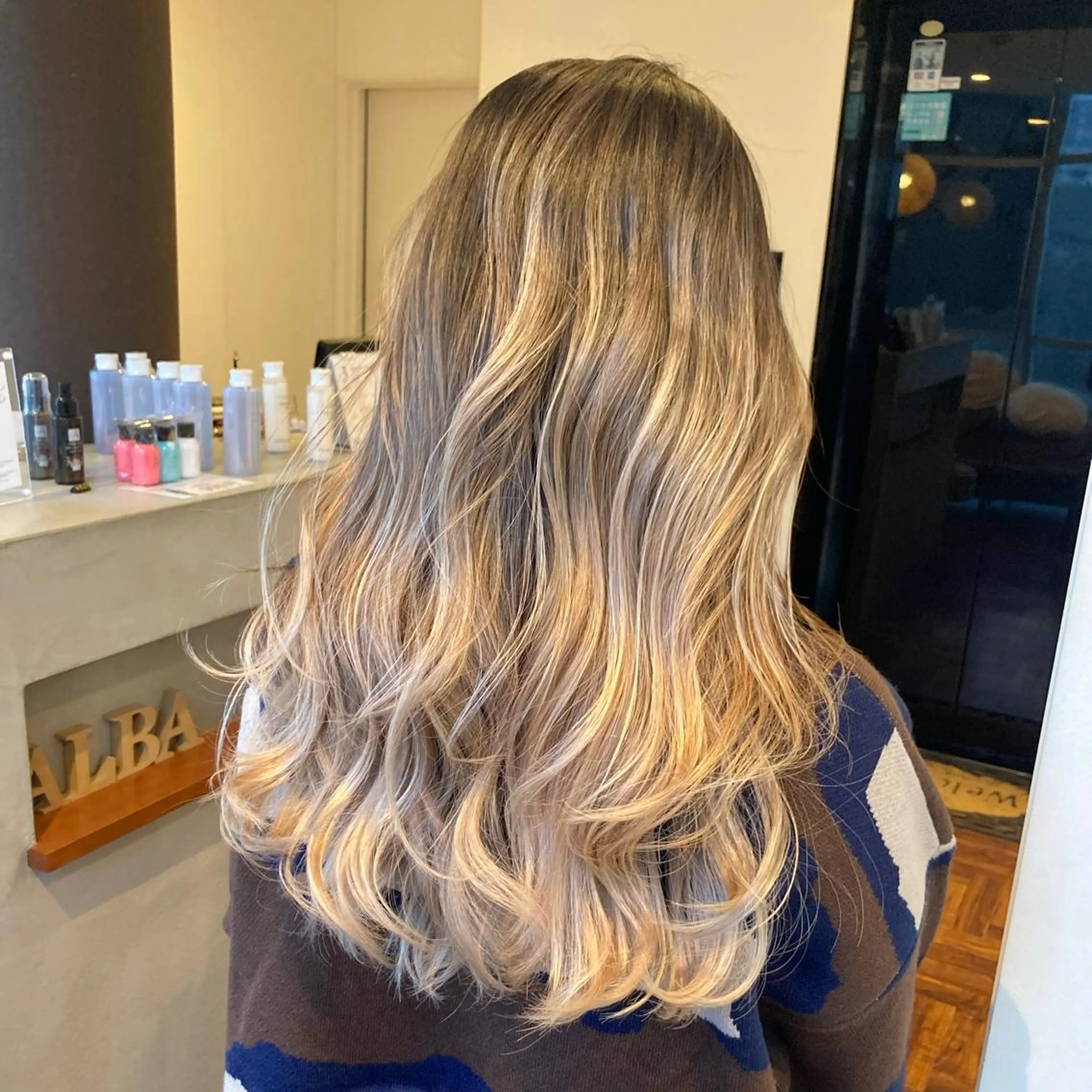 ロング カラー バレイヤージュ ブリーチ ケアブリーチ 外国人風カラー レイヤーカット カット ヘアカラー トリートメント カットが上手い 💇‍♂🌸サク🌸のヘアスタイル