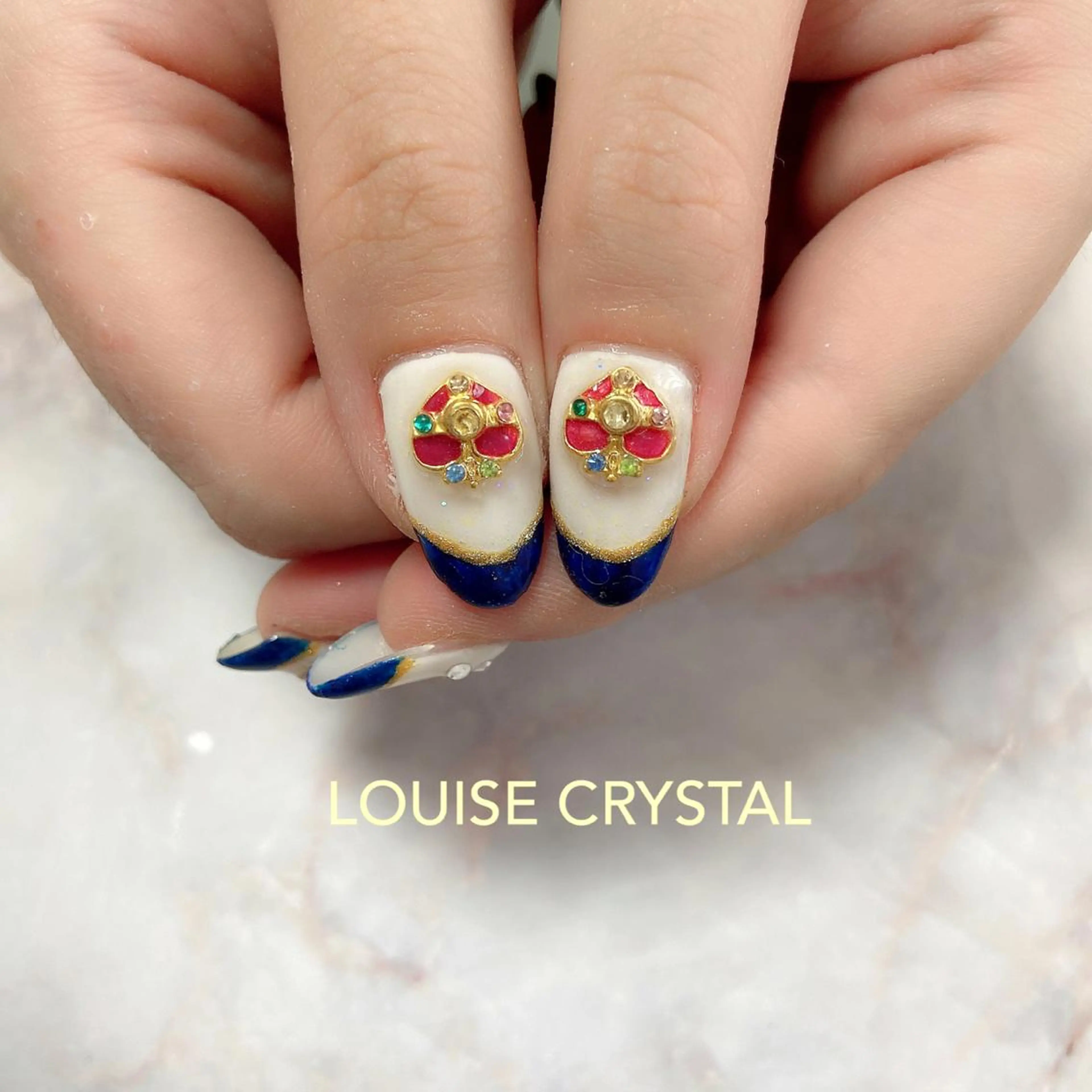 ネイル ハンドネイル LOUISE CRYSTALのネイルデザイン
