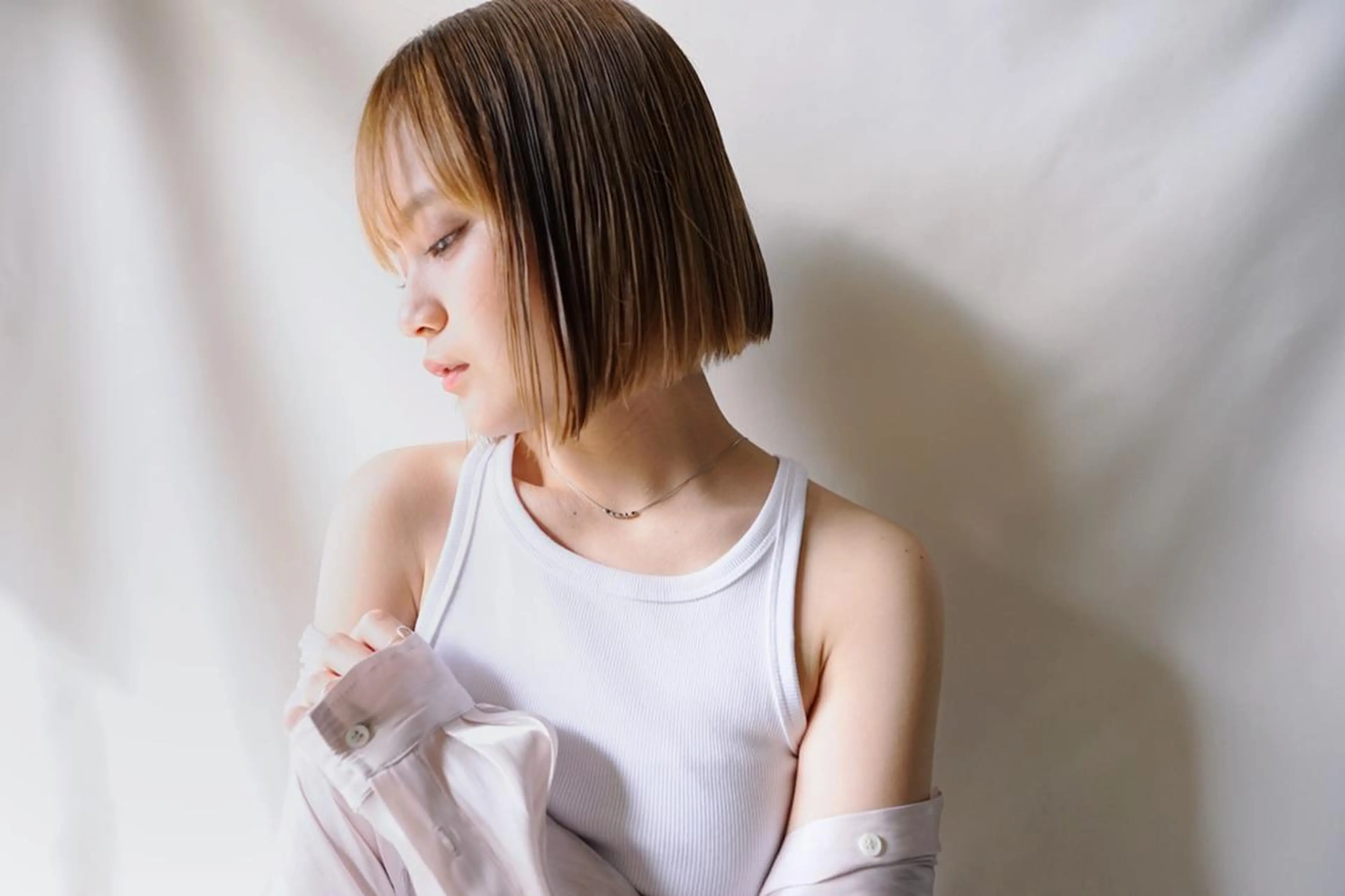 ミディアム カラー アディクシーカラー アッシュ ミストバング ブリーチ ブロンド カット ヘアカラー トリートメント N° anfeel 渋谷🪞🫧のヘアスタイル