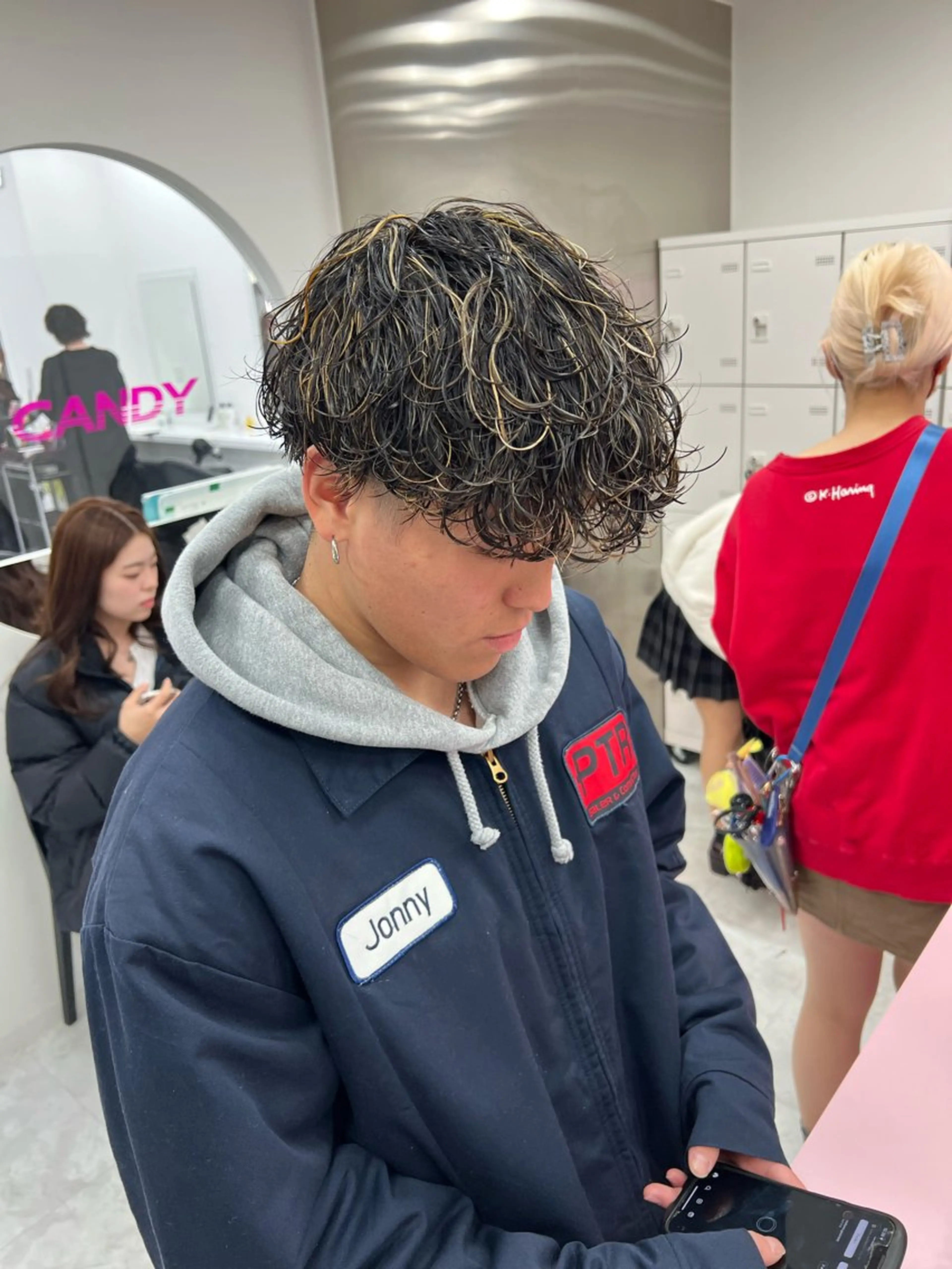 ミディアム パーマ メンズ ミディアムパーマ センターパート メンズ韓国風 韓国マッシュ マッシュウルフ ヘアカラー トリートメント ヘッドスパ ヘアセット トレンド/レイヤー うる艶🪞CANDYのヘアスタイル