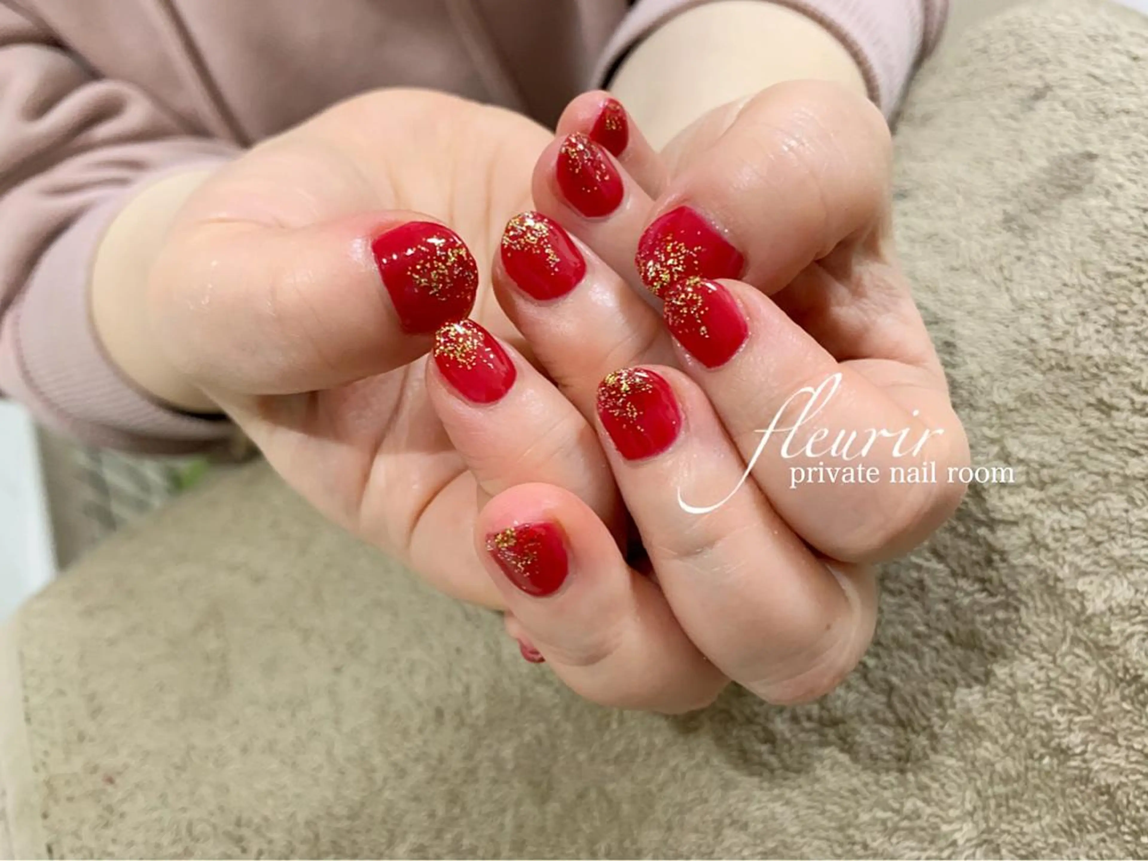 ネイル ゴールド ラメ(グリッター) ニュアンスネイル ワンカラーネイル 赤色 フルリール 【プライベートサロンのネイルデザイン