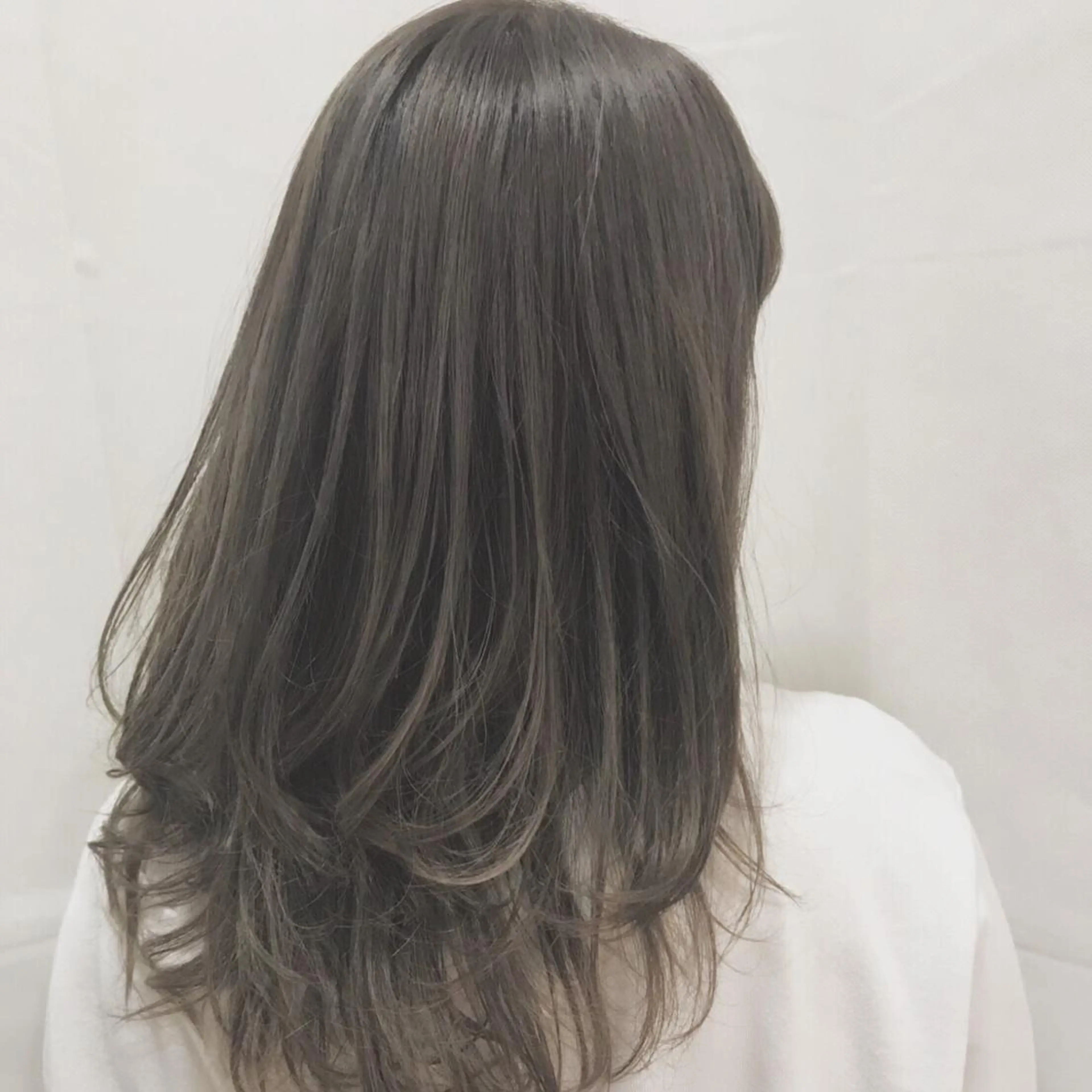 セミロング カラー 長谷川 華奈子のヘアスタイル