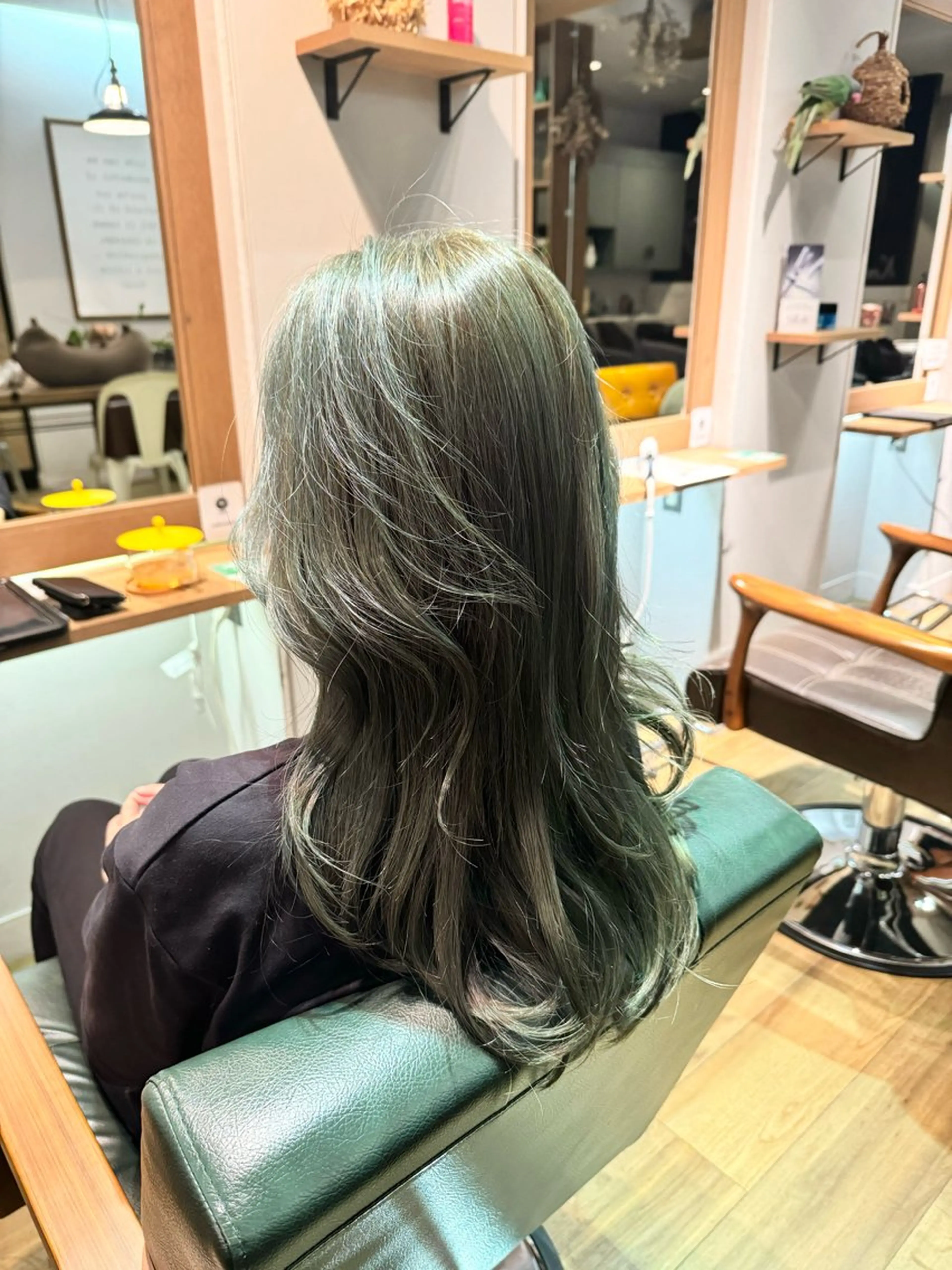 ロング カラー ブリーチ グレージュ オリーブグレージュ オリーブグレー ヘアカラー トリートメント ツキダテ ユイのヘアスタイル