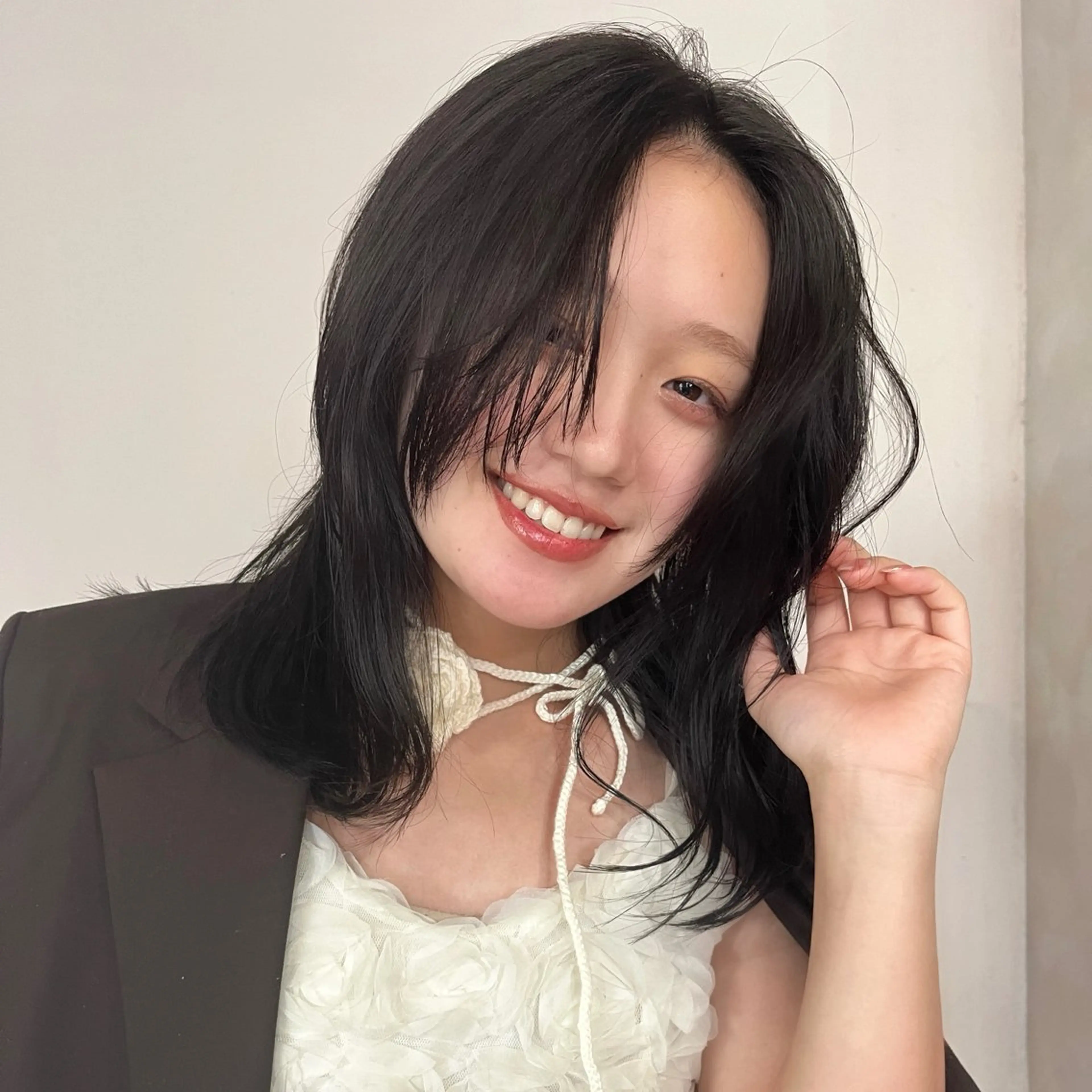 セミロング くせ毛 顔まわりレイヤー レイヤーカット カット ヘアカラー トリートメント irwi/イルウィ所属・miku🎀門前仲町 ブリーチ・レイヤーのヘアスタイル