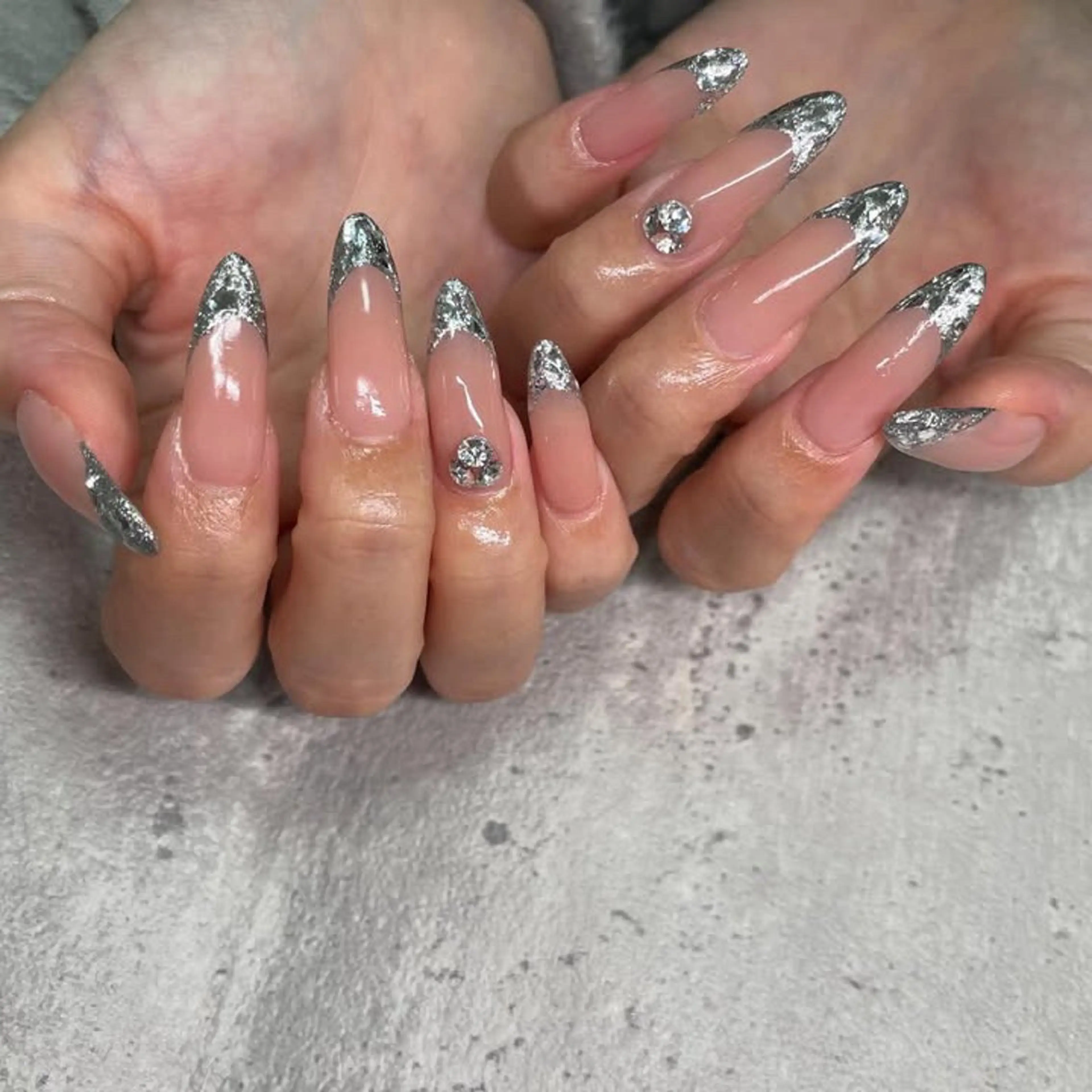 ネイル フレンチネイル ガラスフレンチ ハンドネイル RE💟N.NAIL ラテン系お姉さんのネイルデザイン