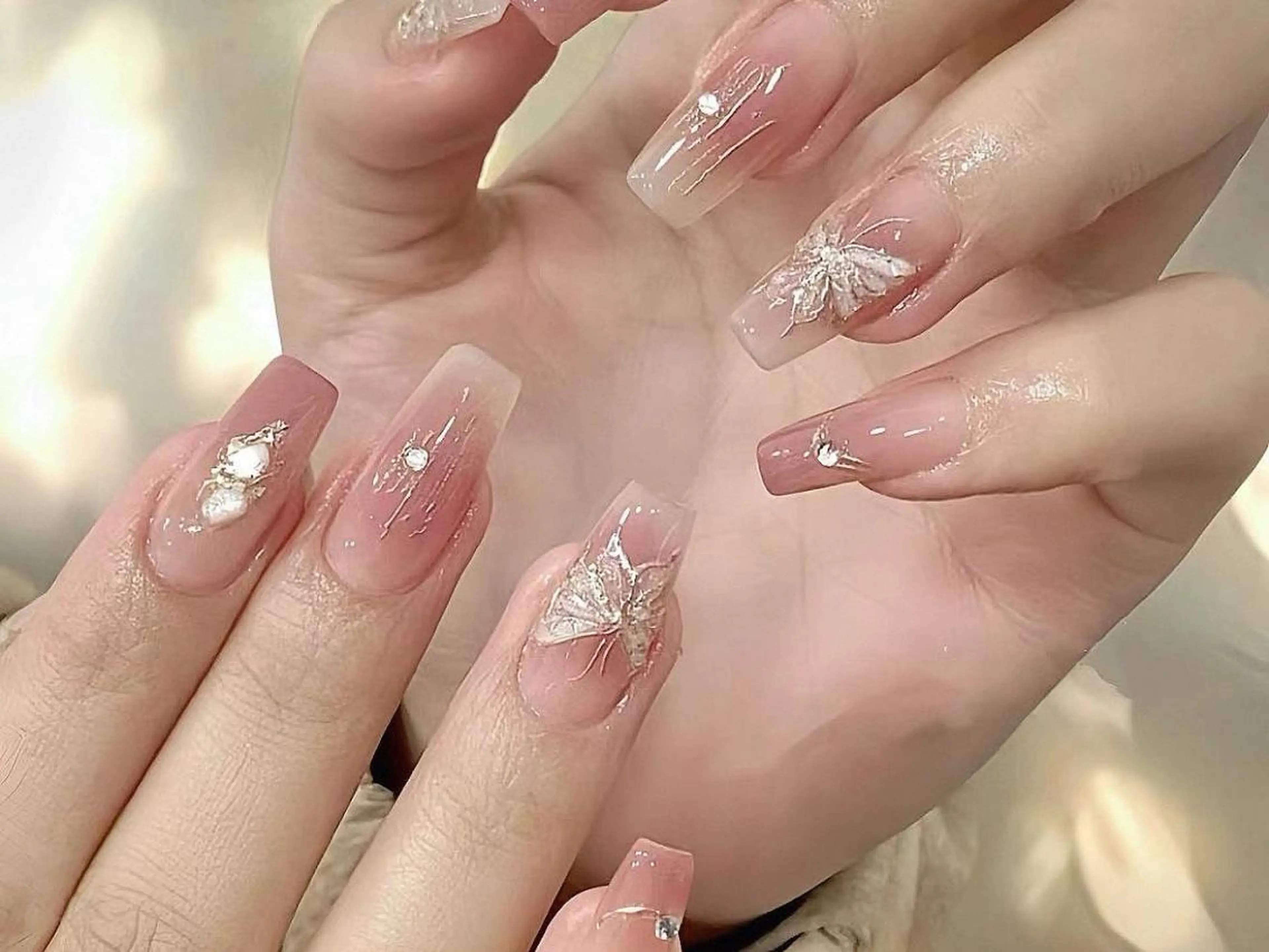 ネイル ジェルネイル ガーリー グラデーション ホログラムネイル ミディアムネイル ハンドネイル ハンドケア Miki 🩵のネイルデザイン