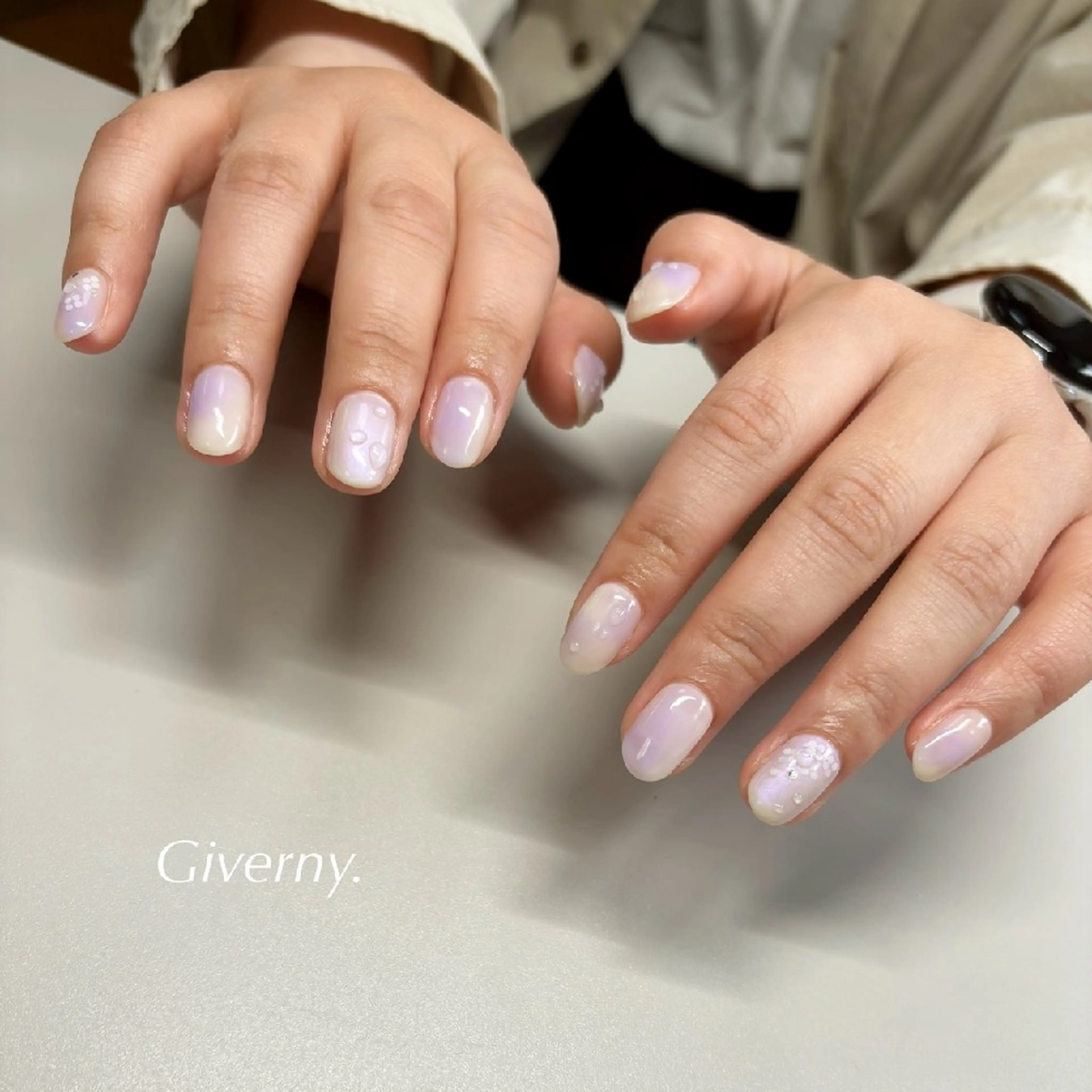 ネイル グラデーション ニュアンスネイル ハンドネイル Giverny .のネイルデザイン