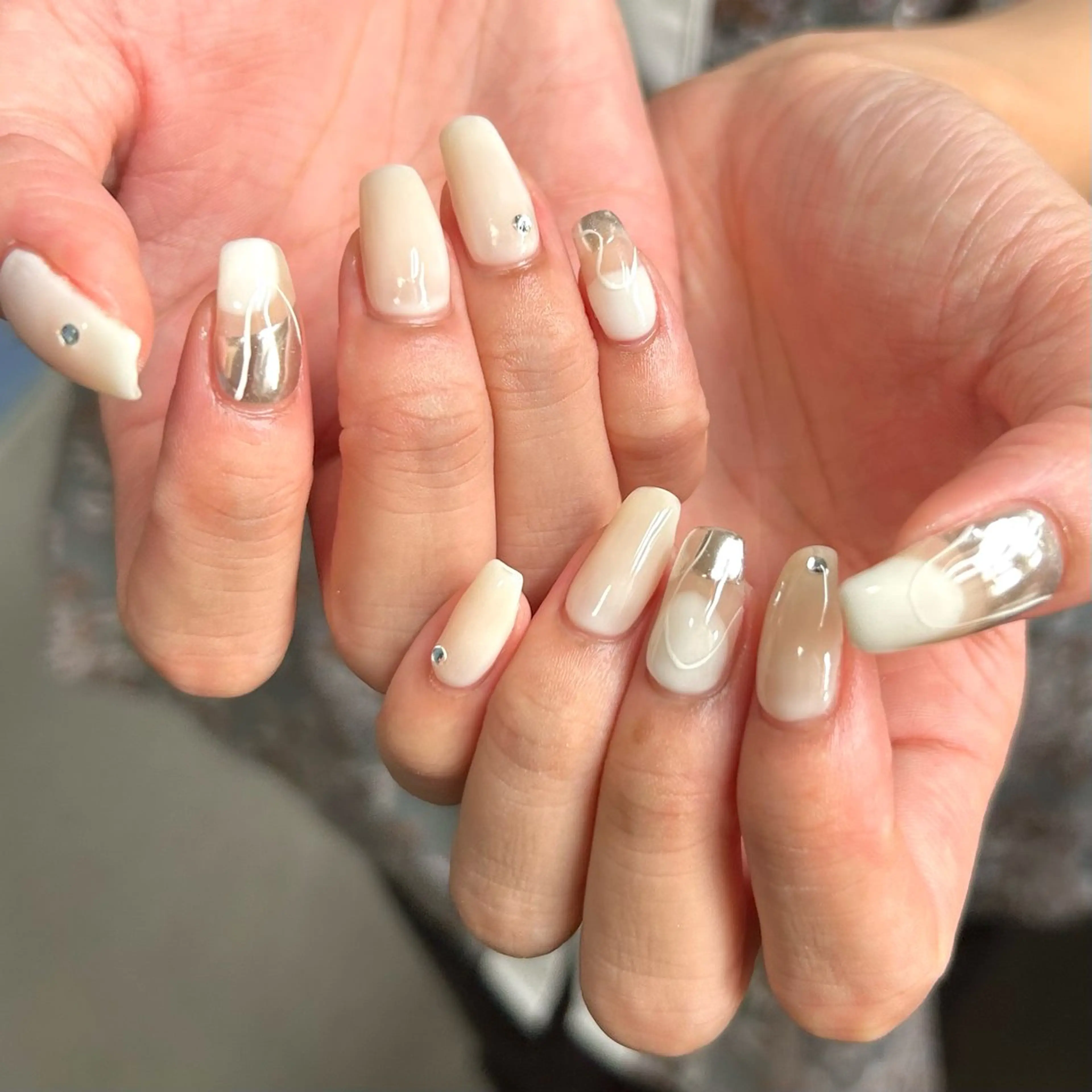 ネイル ミラーネイル シルバー ホワイト shine'an fuka🌿🫧のネイルデザイン