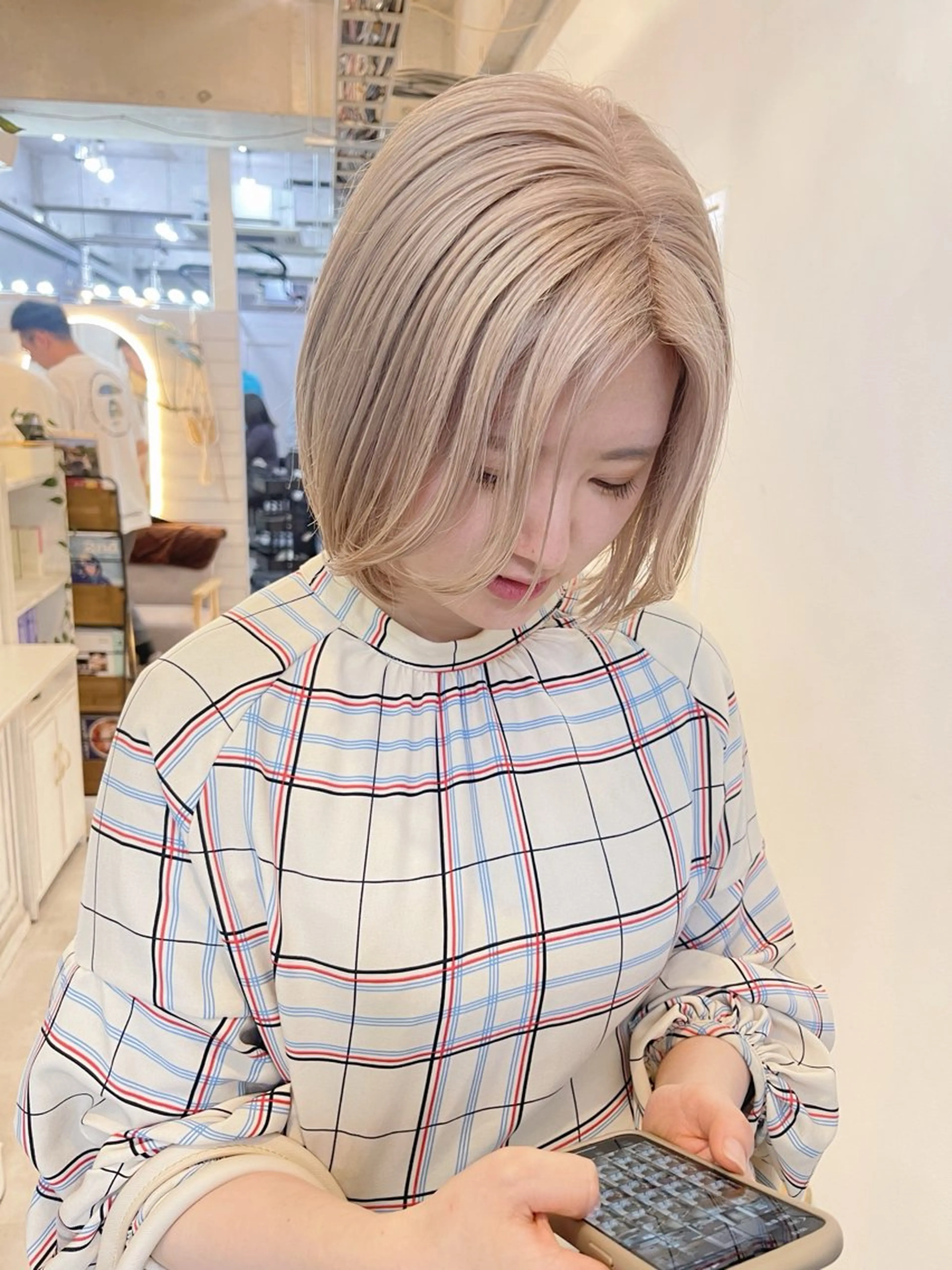 ミディアム カラー ベージュカラー ハイトーンカラー ハイトーンベージュ ミルクティーベージュ ボブ ヘアカラー トリートメント AiM 大名　似合わせカットのヘアスタイル