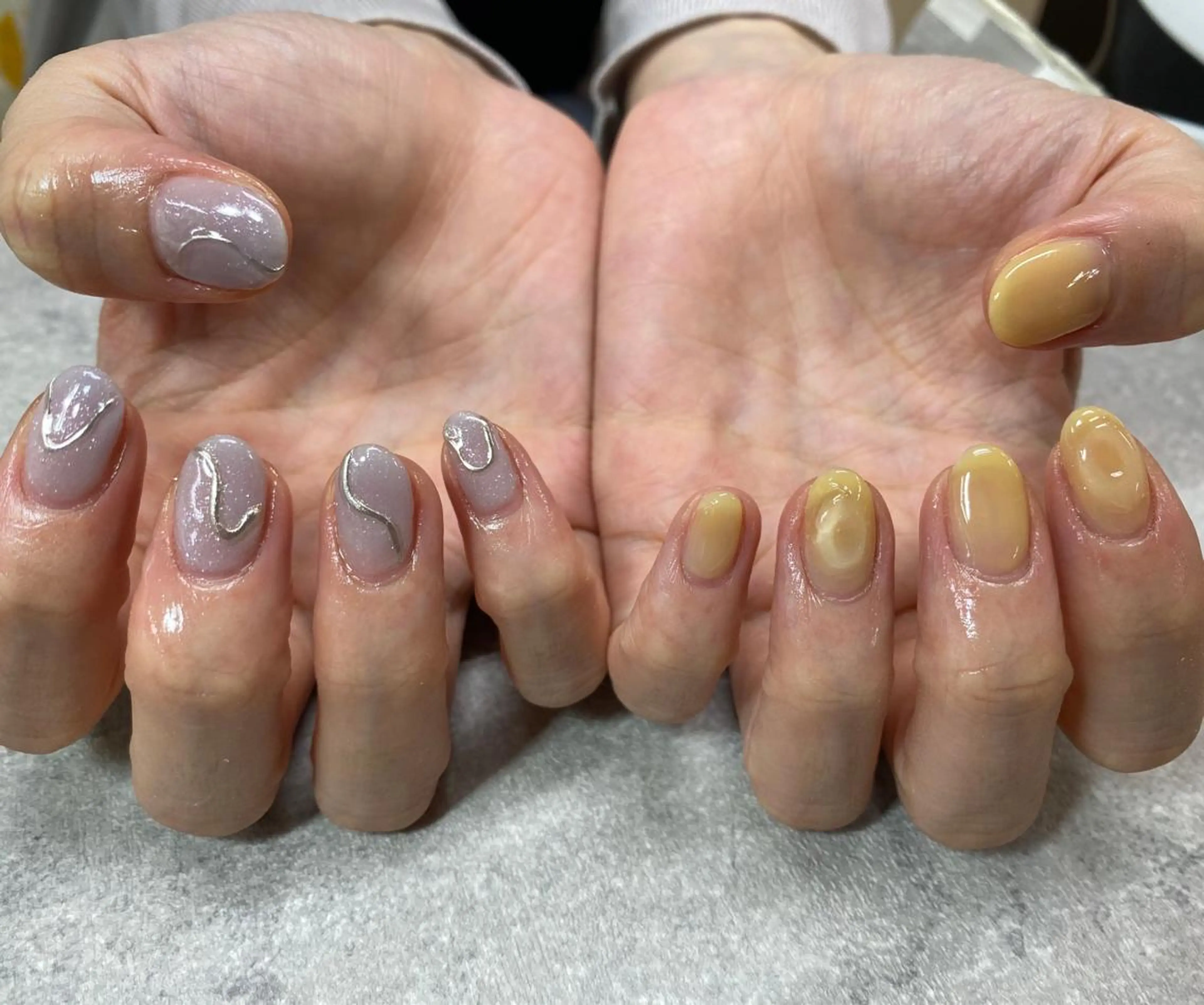 ネイル ミラーネイル ニュアンスネイル パープル 黄色 ハンドネイル ハンドケア FASTNAIL PLUS 新宿店のネイルデザイン