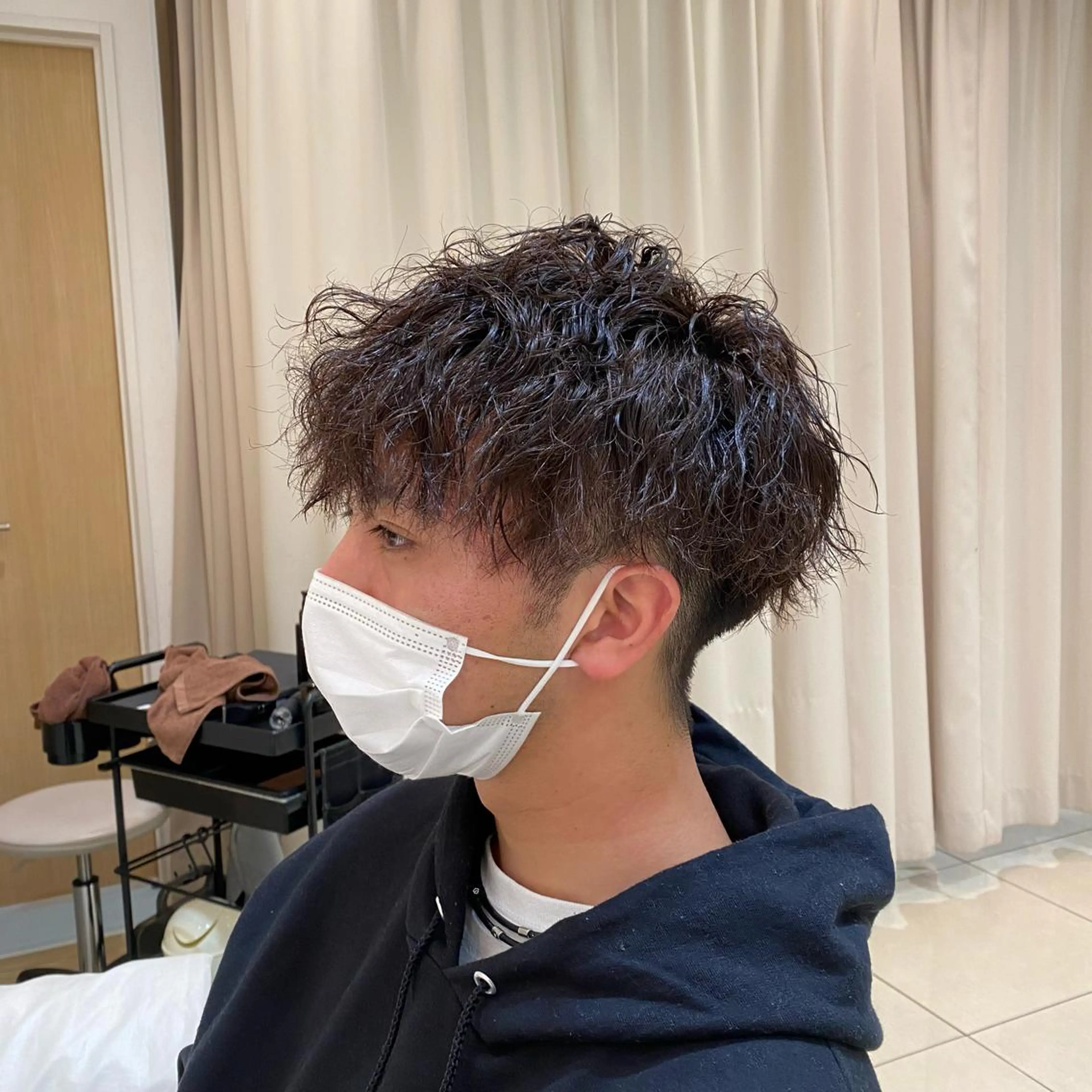 ミディアム パーマ メンズ カット パーマ メンズ特化型美容師 栗山勇人のヘアスタイル