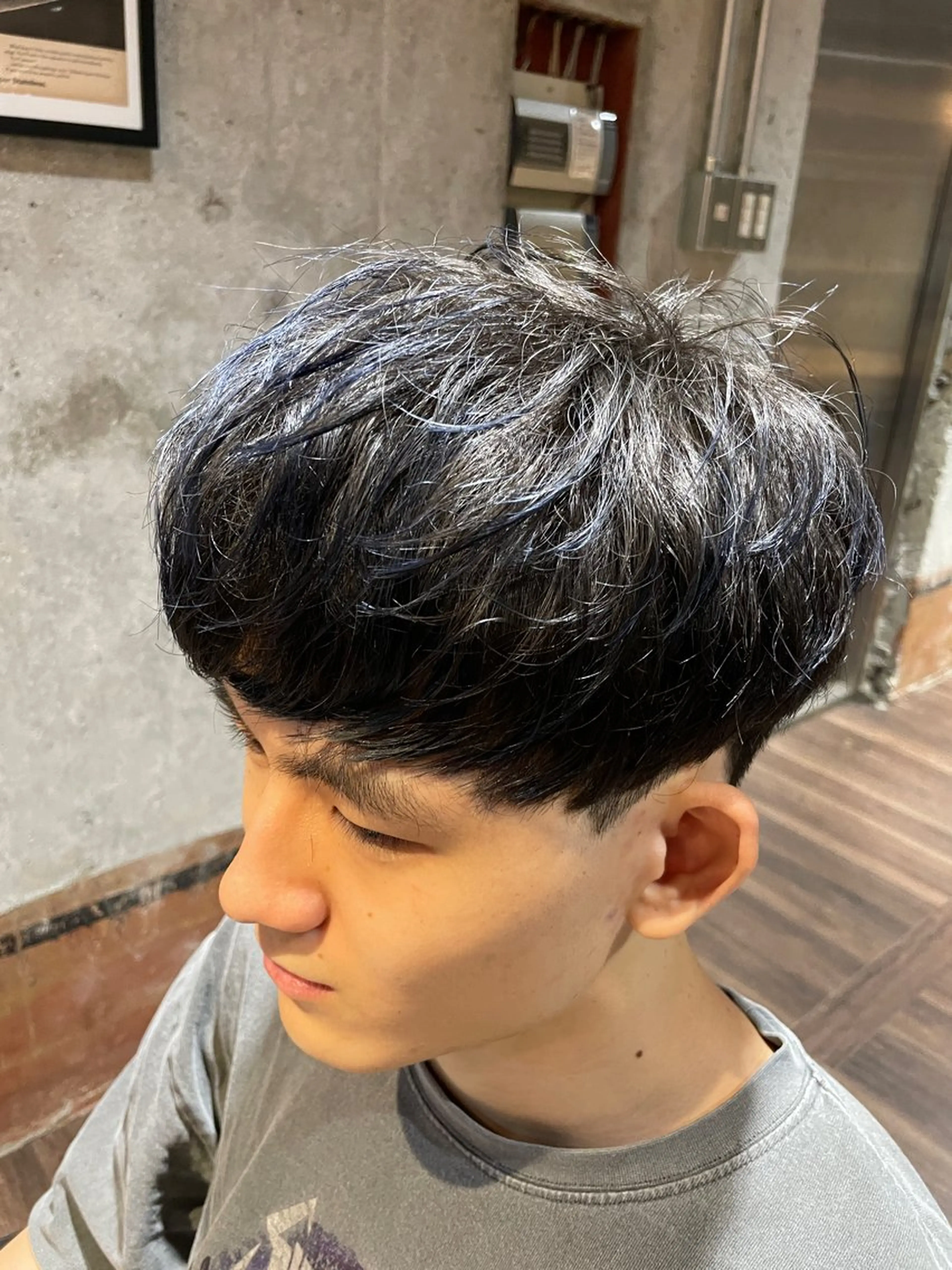 ショート メンズ メンズブリーチ センターパート メンズハイトーン マッシュウルフ メンズメッシュ カット ヘアカラー ヘアセット メンズヘア/岩舘 真斗のヘアスタイル