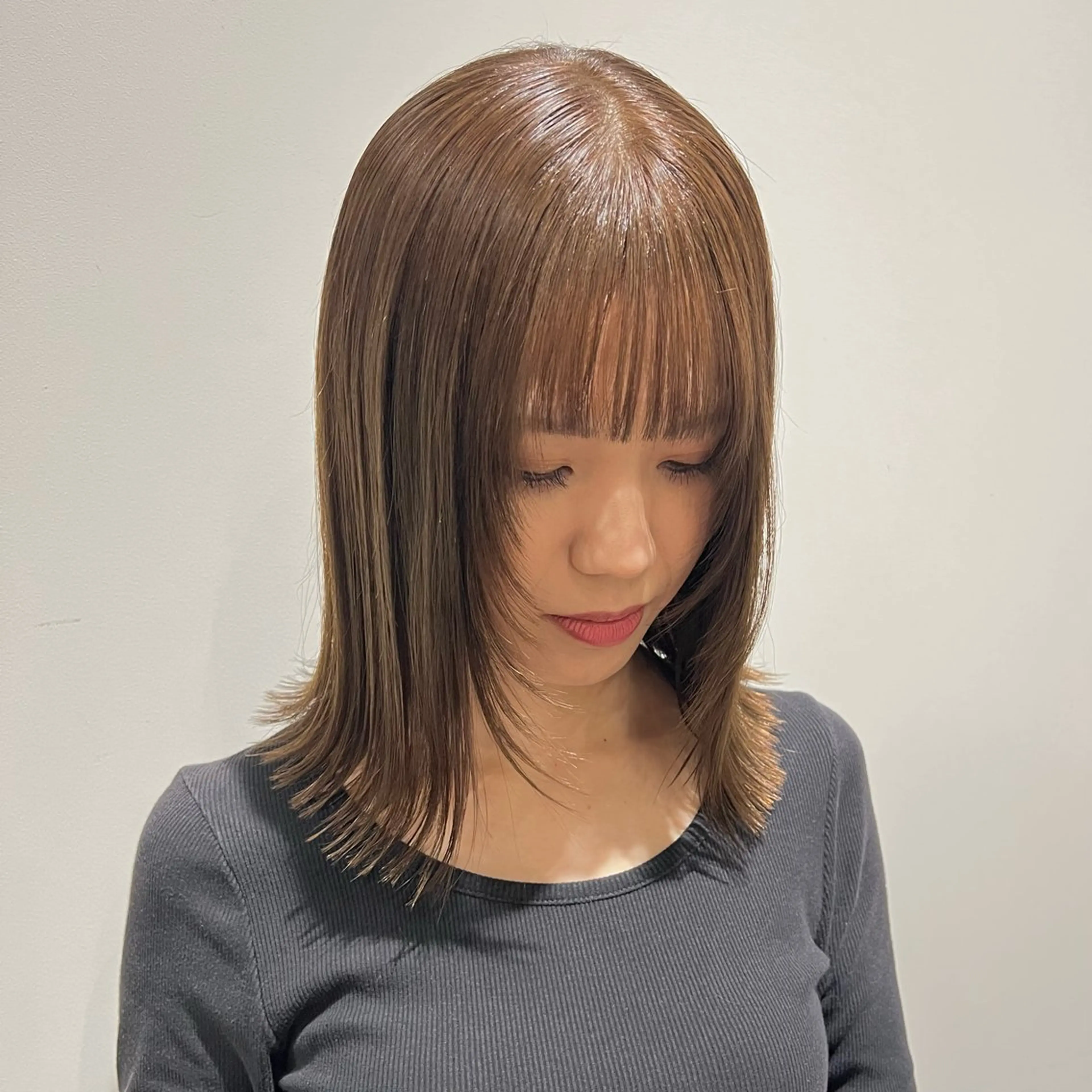 ミディアム カラー 顔周りカット レイヤーカット 小顔カット Helena みなつのヘアスタイル