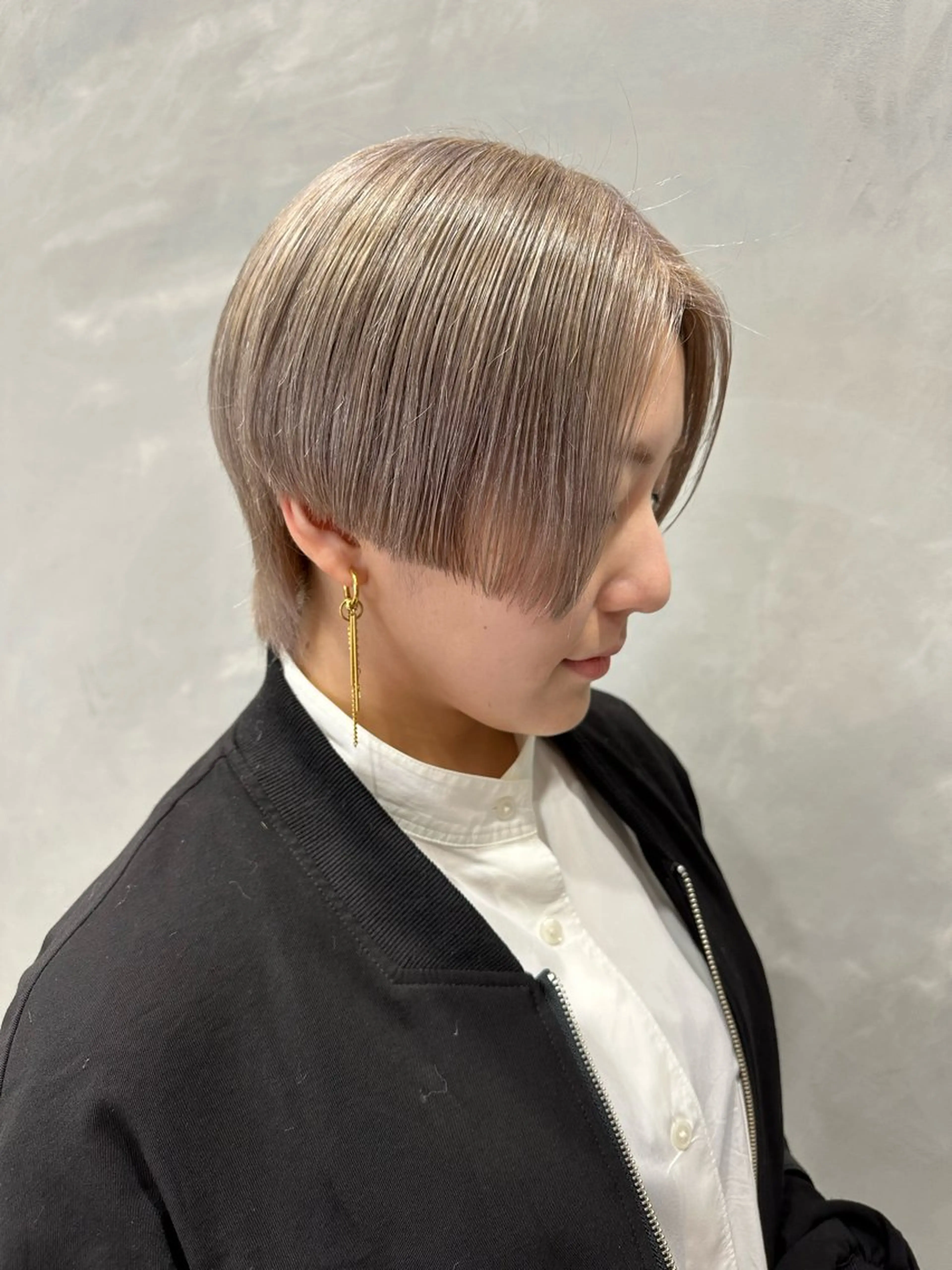 ショート カラー ベージュカラー ハイトーンカラー ハイトーンベージュ ショートヘア newi まーぼーのヘアスタイル