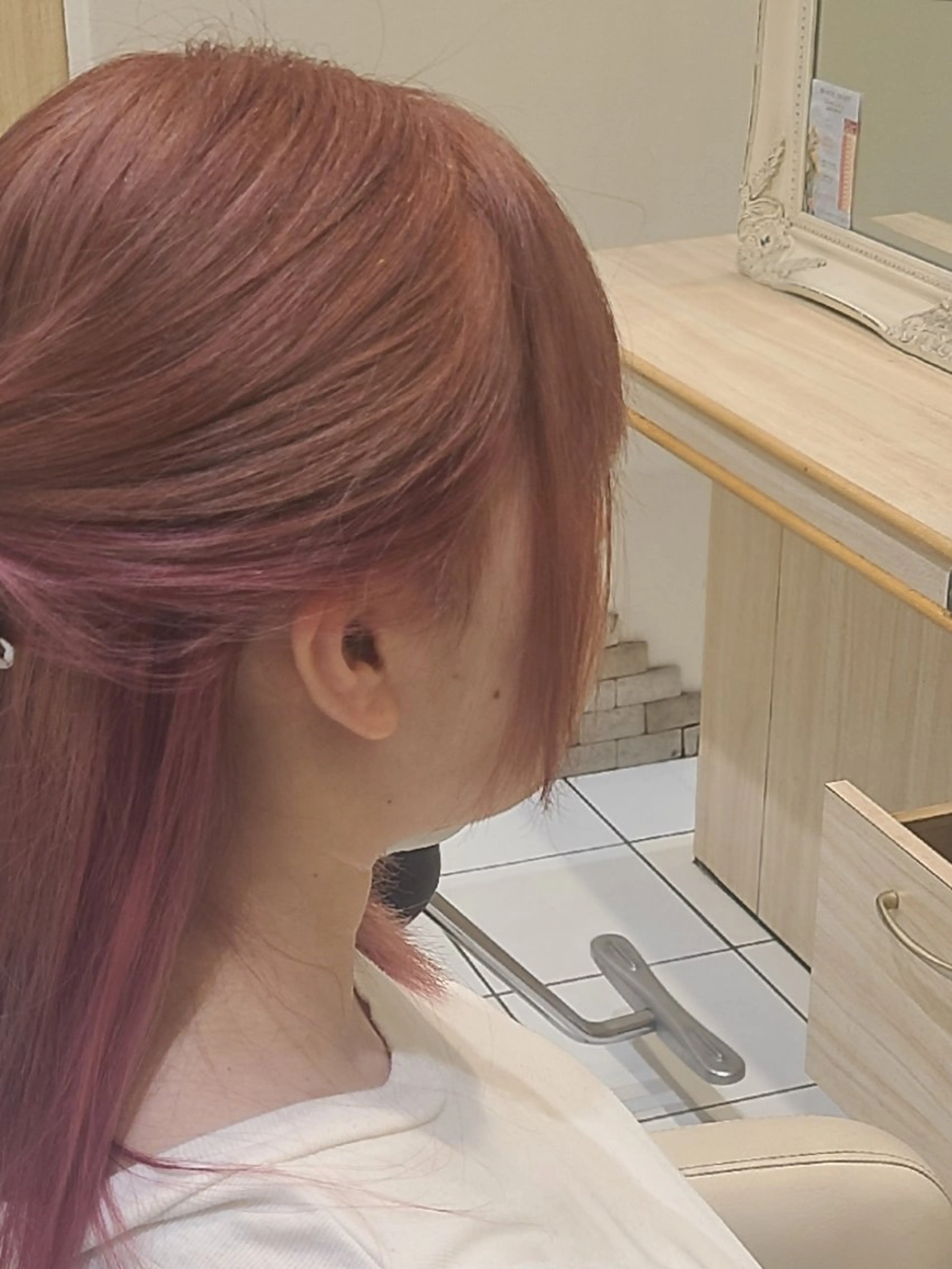 カラー セミロング イヤリングカラー 🖤デザインカラー ︎🤍ERINAのヘアスタイル