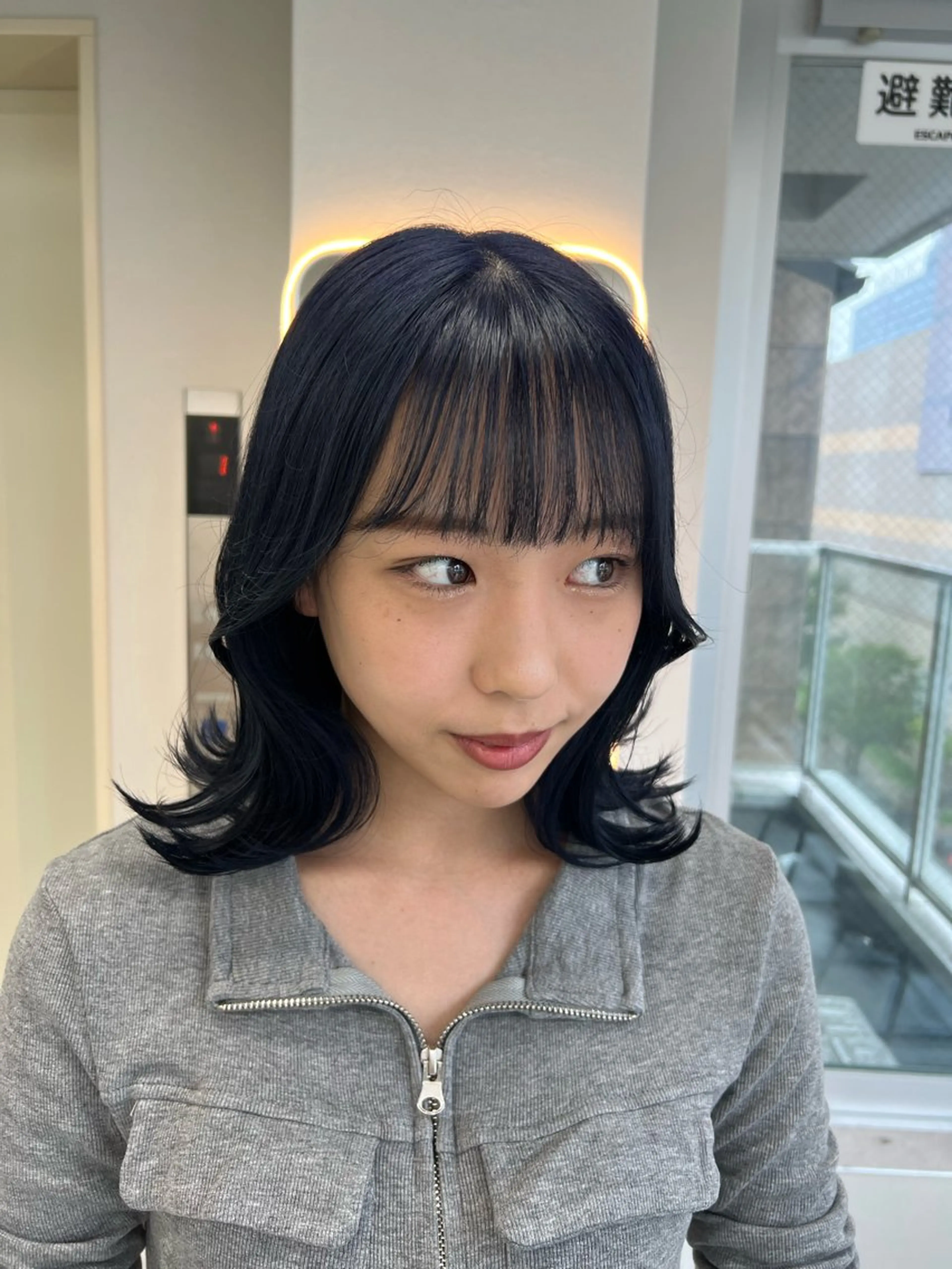 ミディアム ヘアカラー maya レイヤーカットのヘアスタイル