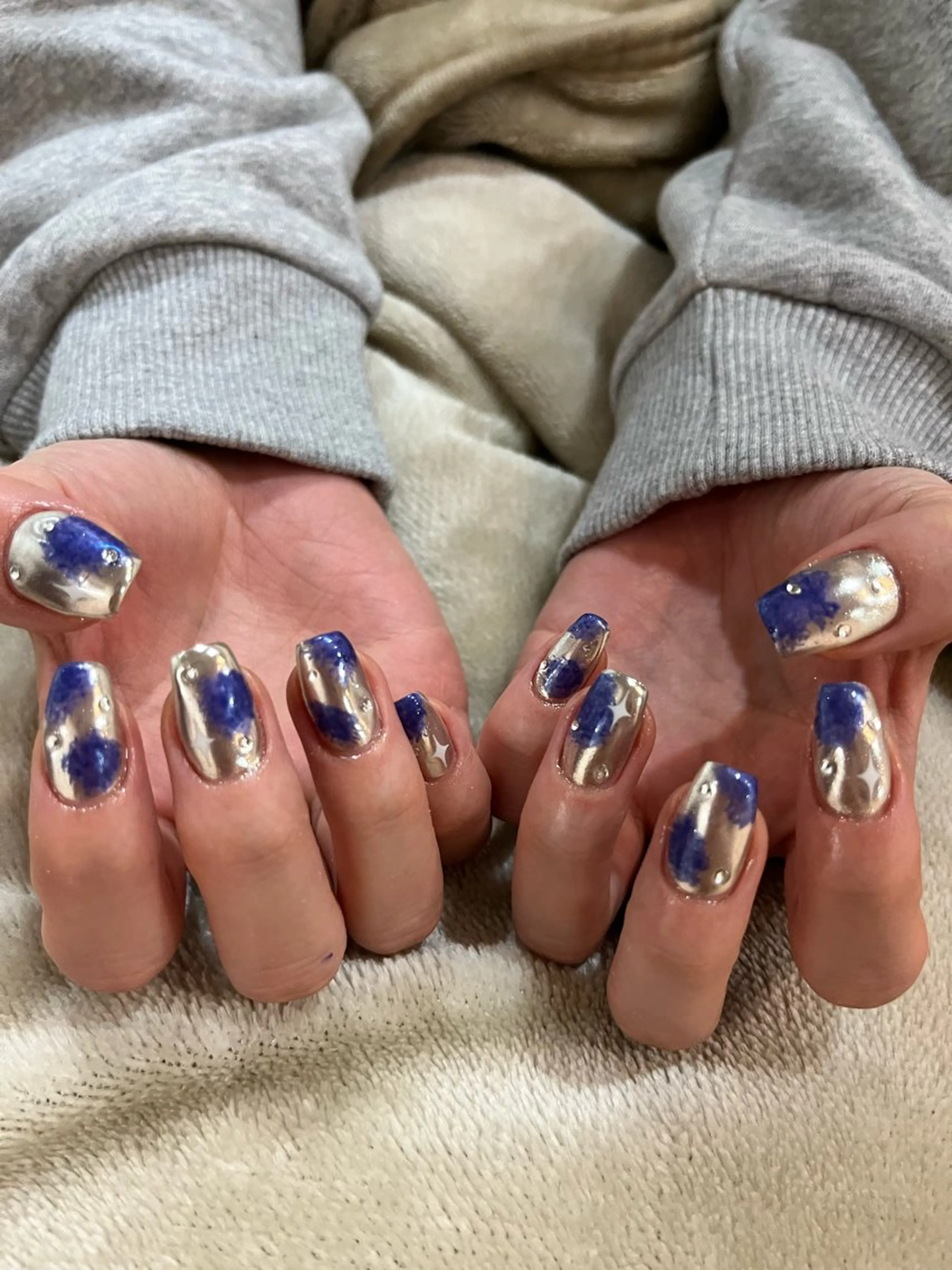 ネイル ミラーネイル ネイビー ニュアンスネイル シルバー ハンドネイル 赤根 風南のネイルデザイン