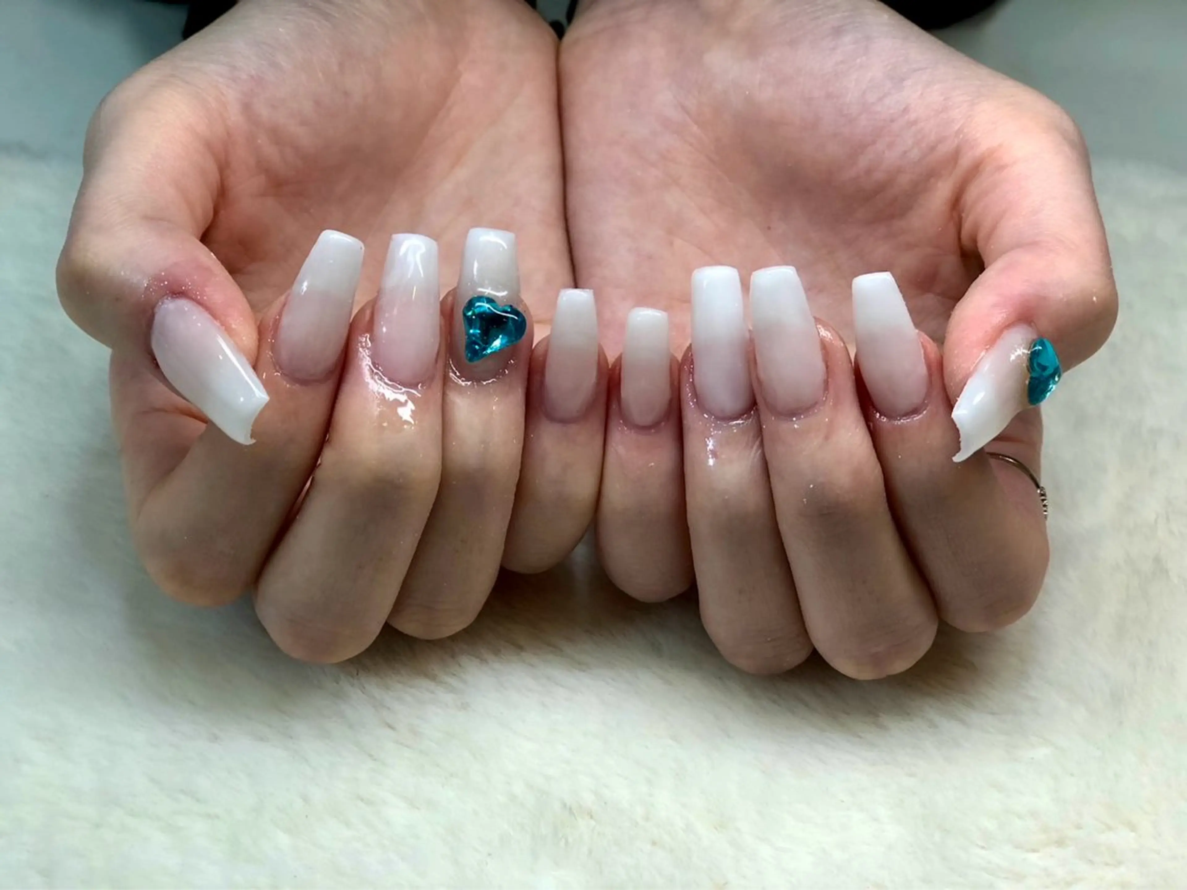 ネイル 長さ出し ハート ストーンネイル ハンドネイル ハンドケア 心斎橋Salon Epokkuのネイルデザイン