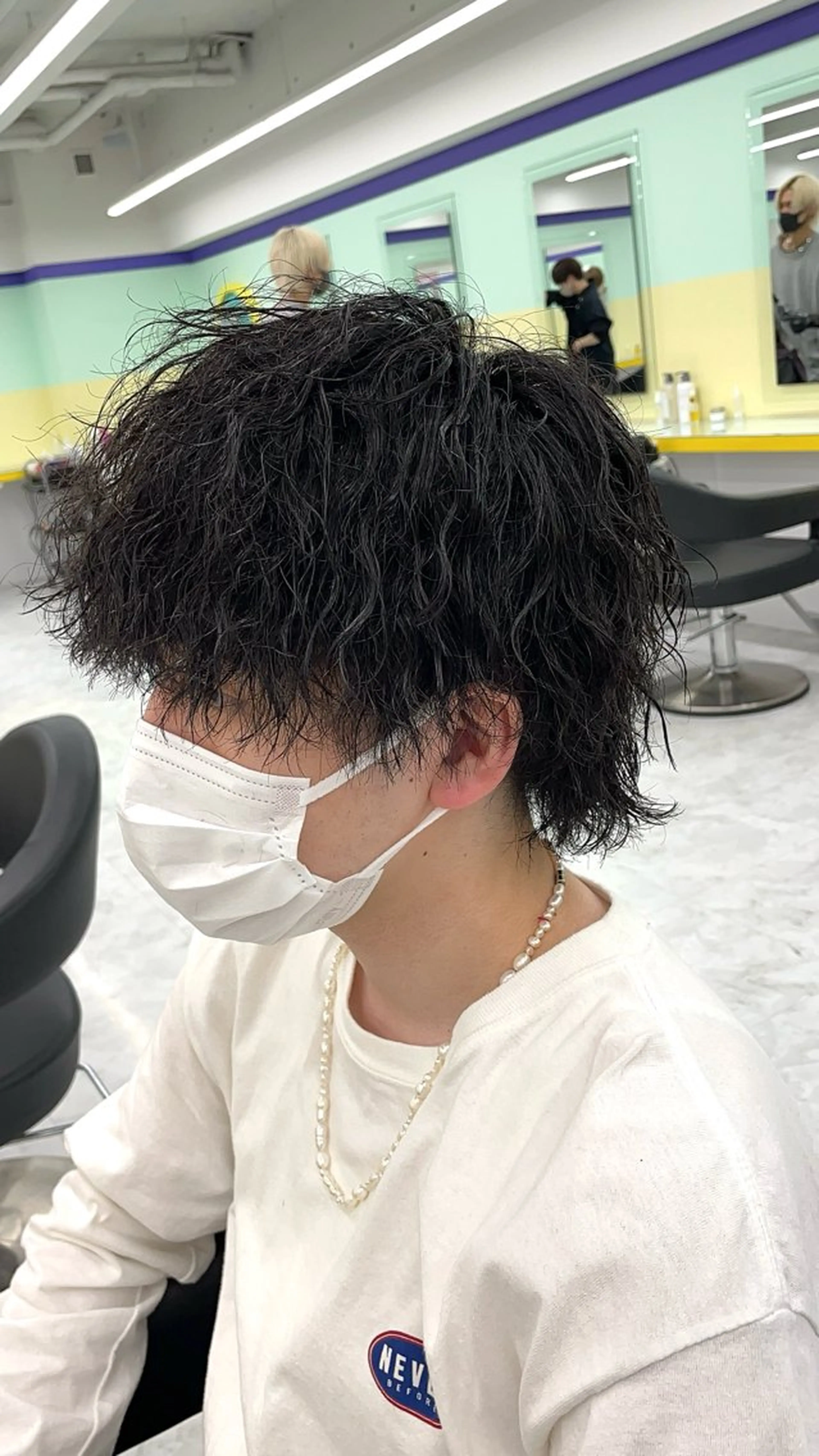 ミディアム パーマ ヘアアレンジ メンズ ミディアムパーマ メンズパーマ 波巻きパーマ メンズウルフカット ウルフカット 顔まわりカット の達人のヘアスタイル