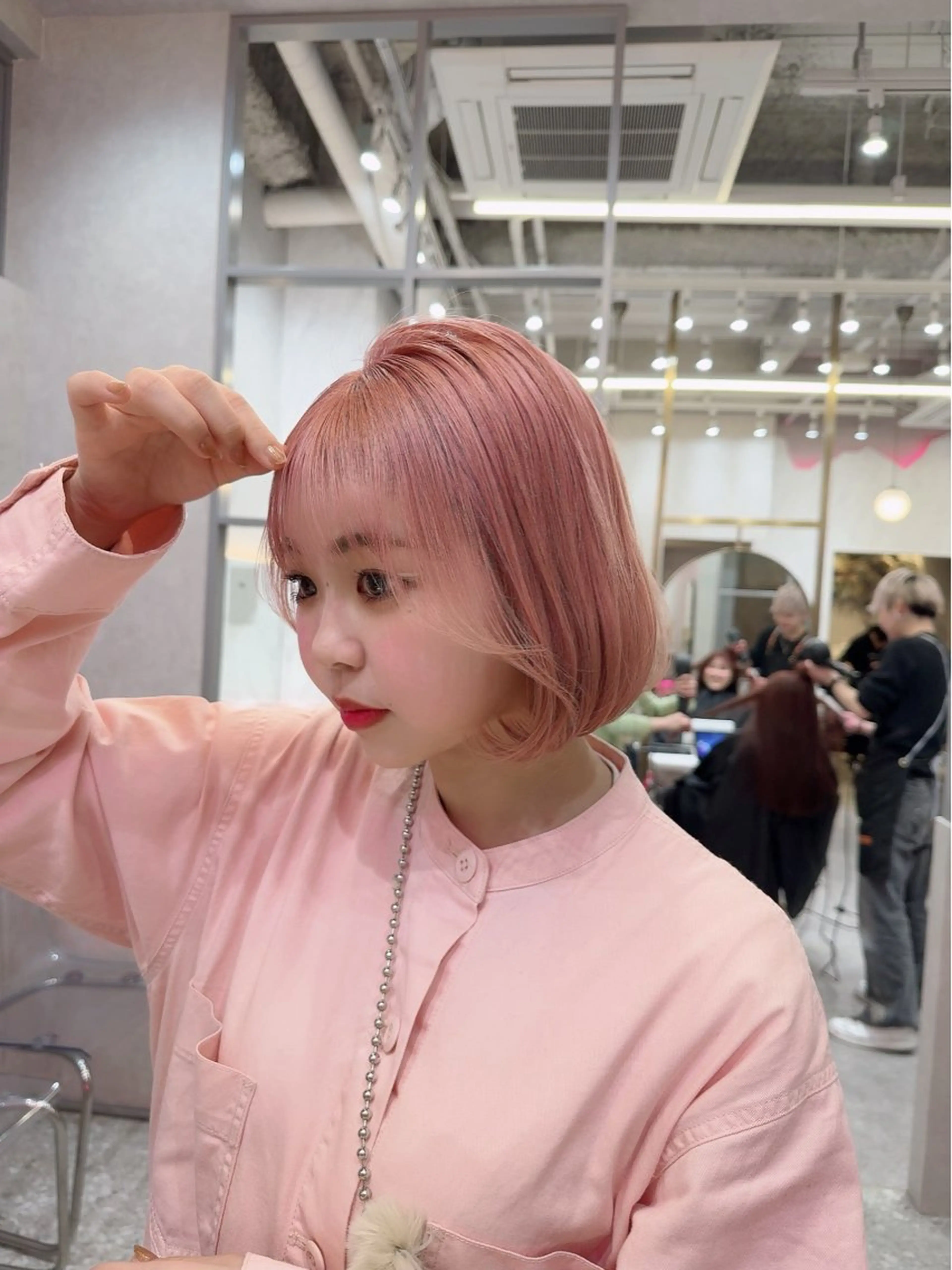 ミディアム カット ヘアカラー トリートメント karin ボブハイトーンのヘアスタイル