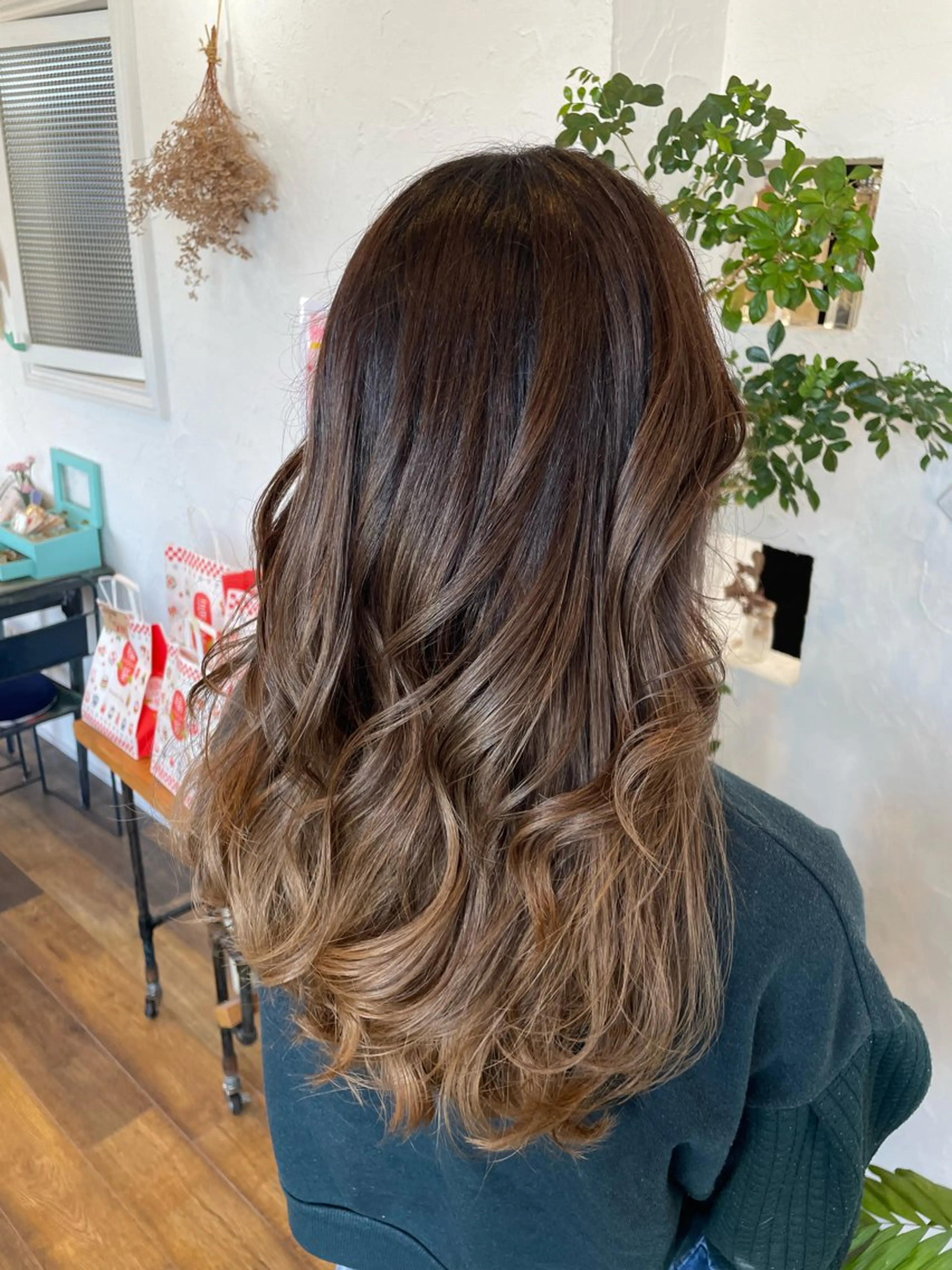 ロング カラー アッシュ 透明感カラー ハイライトカラー ハイトーンカラー ミルクティーアッシュ ヘアカラー 🌸小掛🌸 豊橋外国人風カラーのヘアスタイル