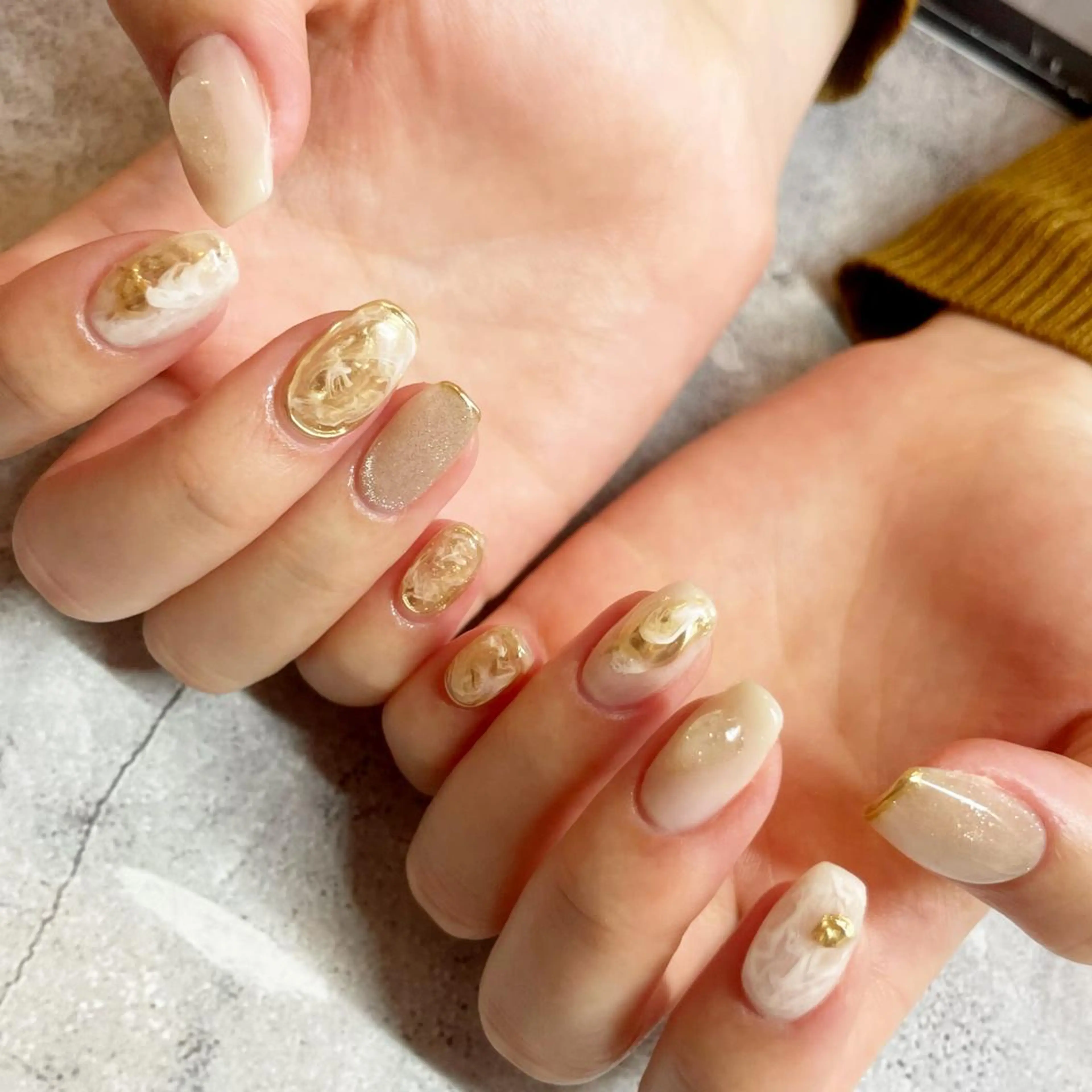 ネイル ゴールド ニュアンスネイル ホワイト Classy【クラッシー】所属・Classy: Mizukiのネイルデザイン