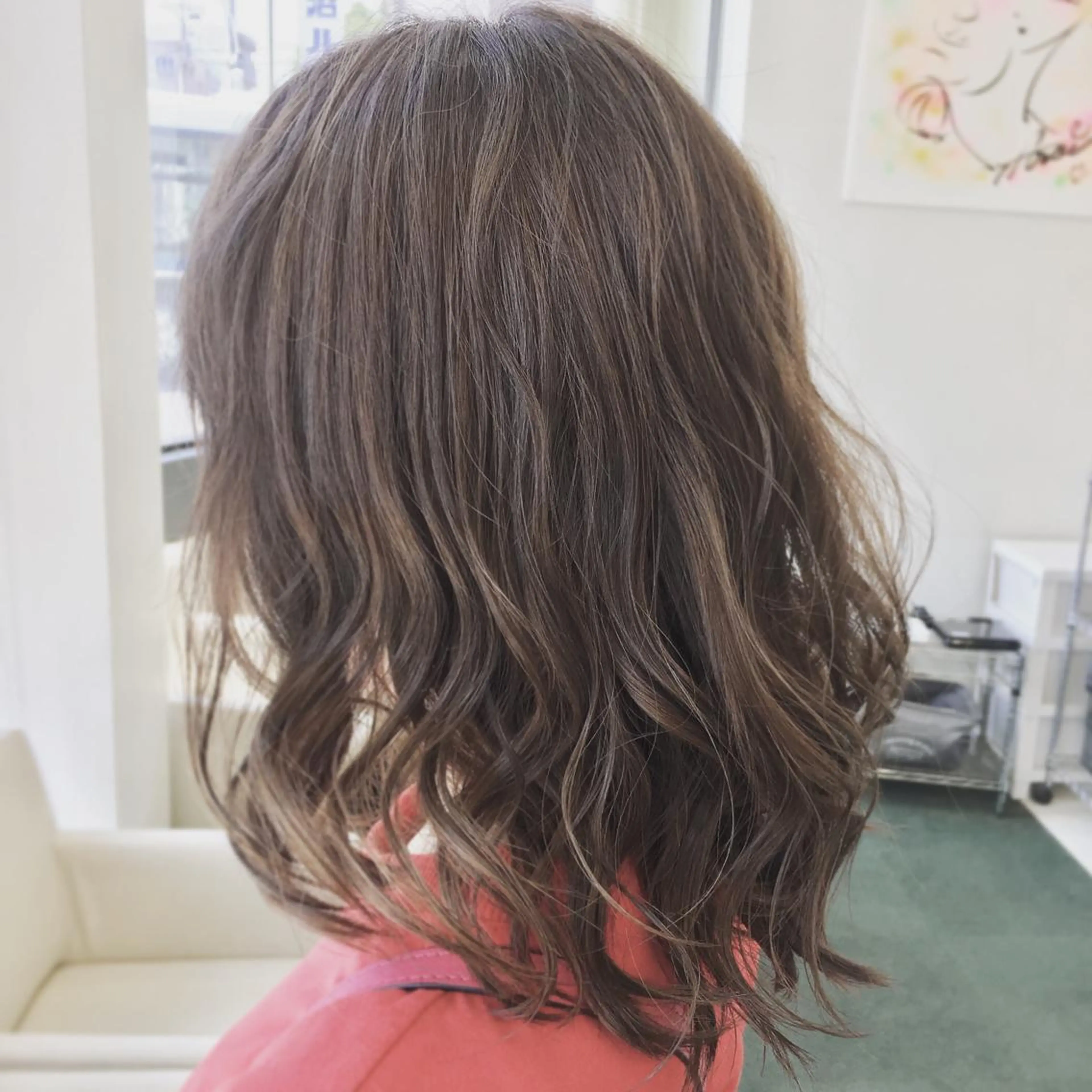 ミディアム カラー グレージュ ハイライトカラー イルミナカラー ハイライト ヘアカラー N° jillva ♦️川端裕司♦️のヘアスタイル