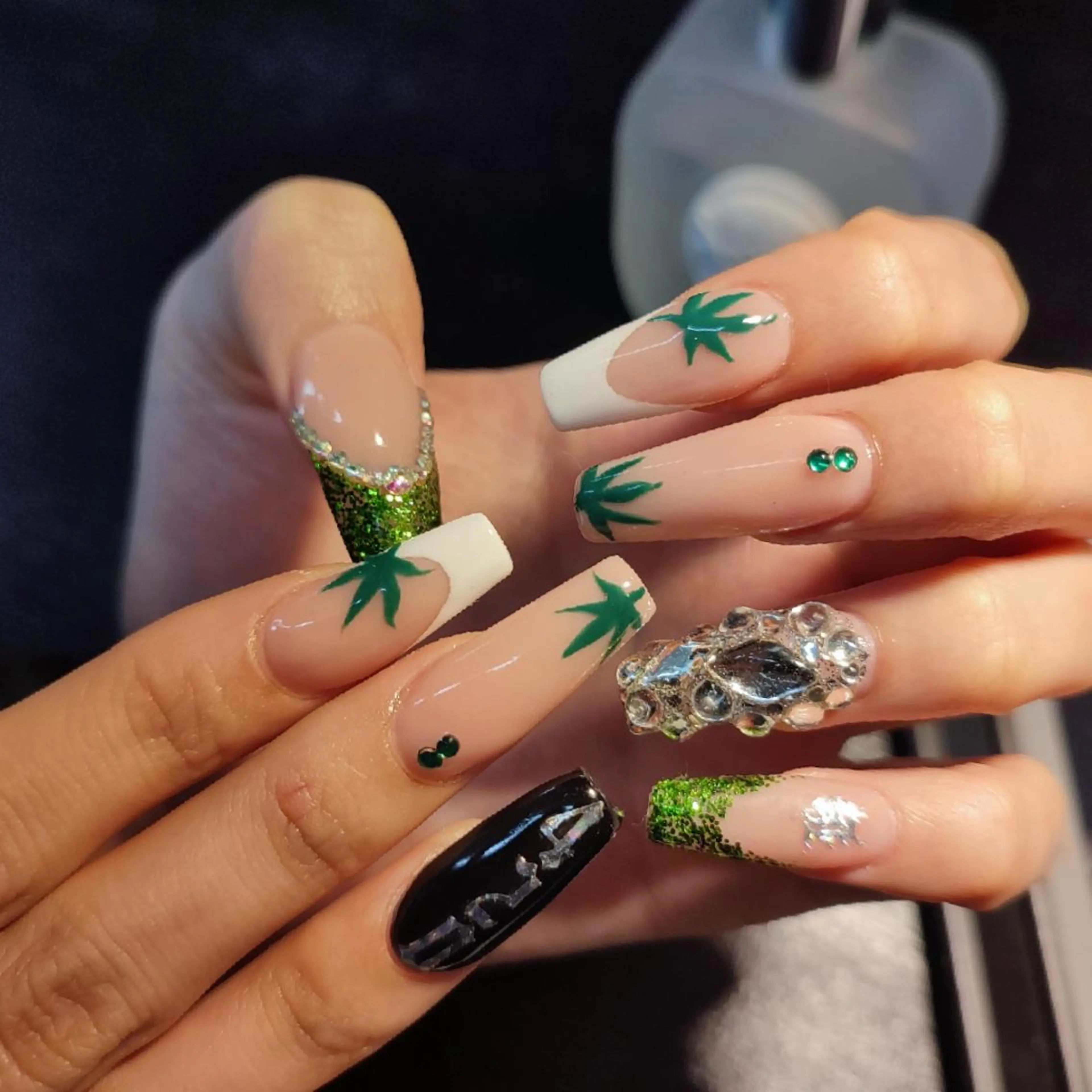 ネイル ハンドネイル RUNWAY 　　の眉毛・アイブロウイメージ