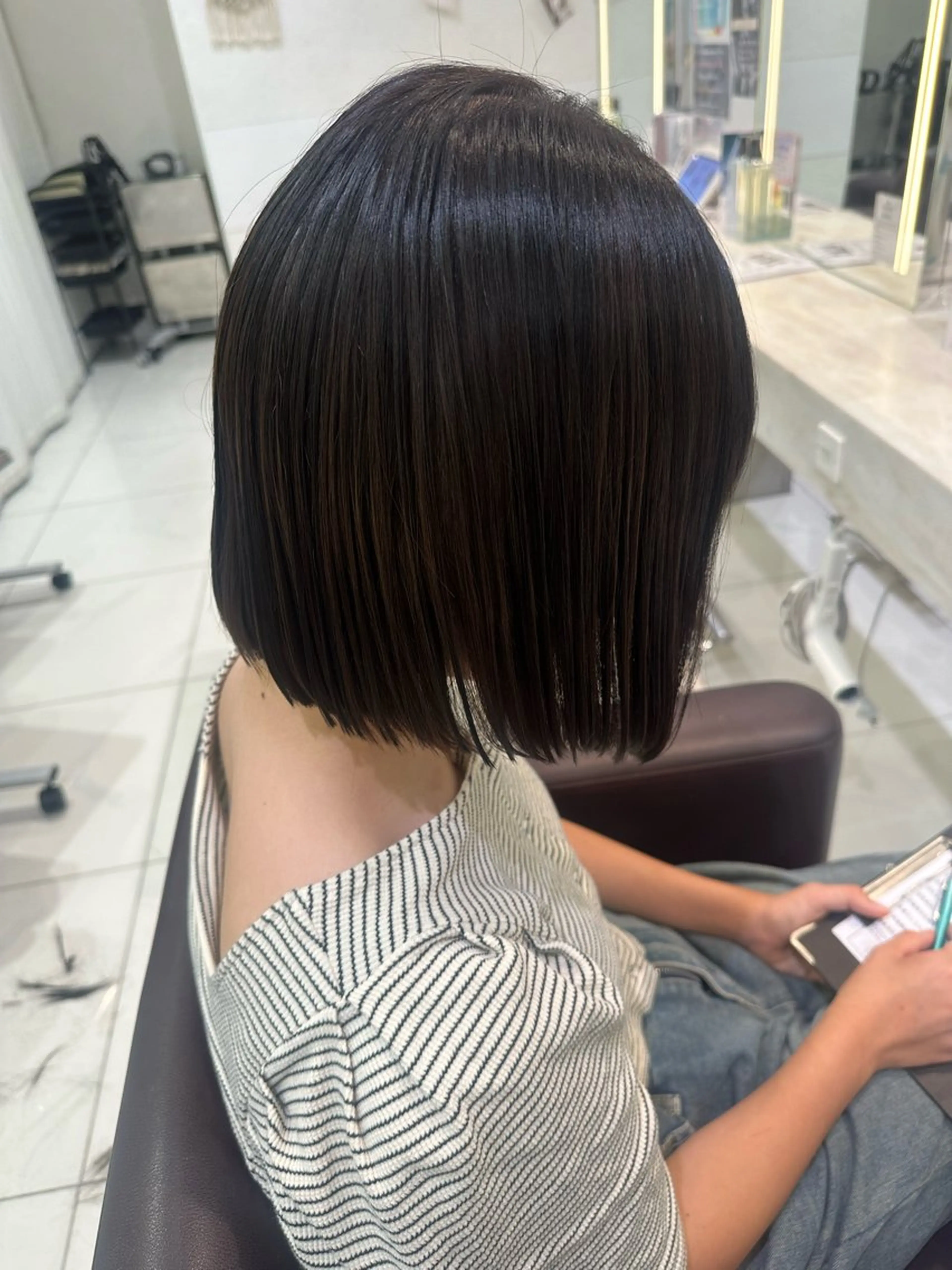 ショート 切りっぱなしボブ ボブ 艶カラー/縮毛矯正/ ブリーチカラー/みなのヘアスタイル