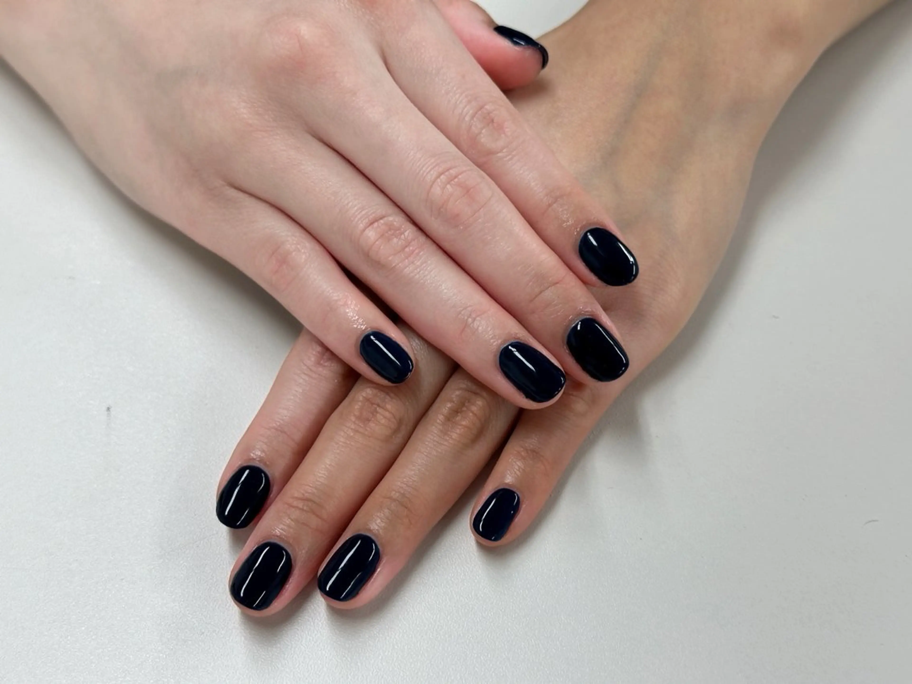 ネイル ネイビー ワンカラーネイル プラスネイル銀座中央通り店所属・はちや ゆいなのネイルデザイン