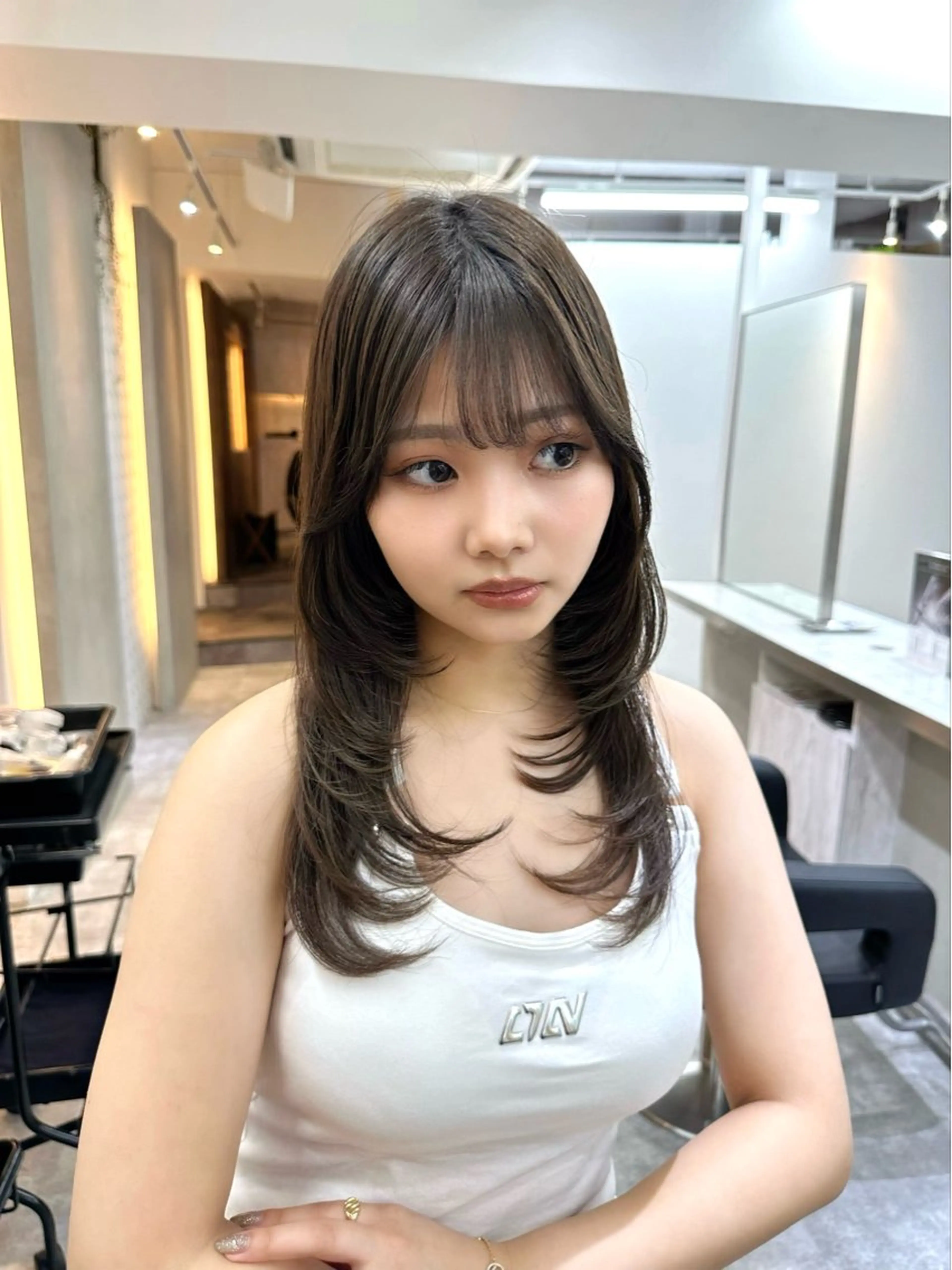 セミロング カラー カット ヘアカラー トリートメント 艶髪レイヤー顔周り グレージュ添田晃基のヘアスタイル