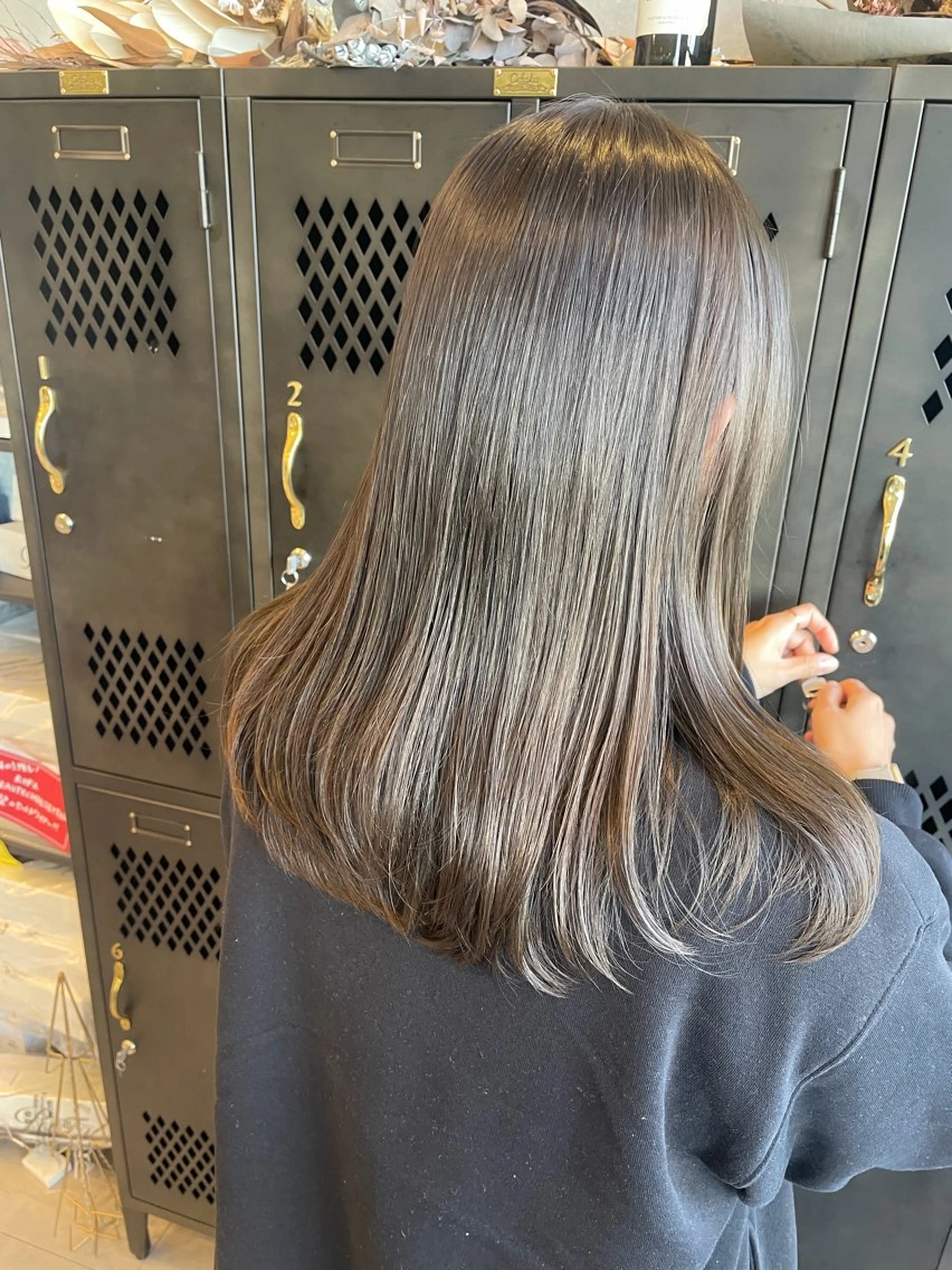 セミロング カラー ブラウンカラー オリーブブラウン カット ヘアカラー トリートメント 柄澤 菜南子のヘアスタイル