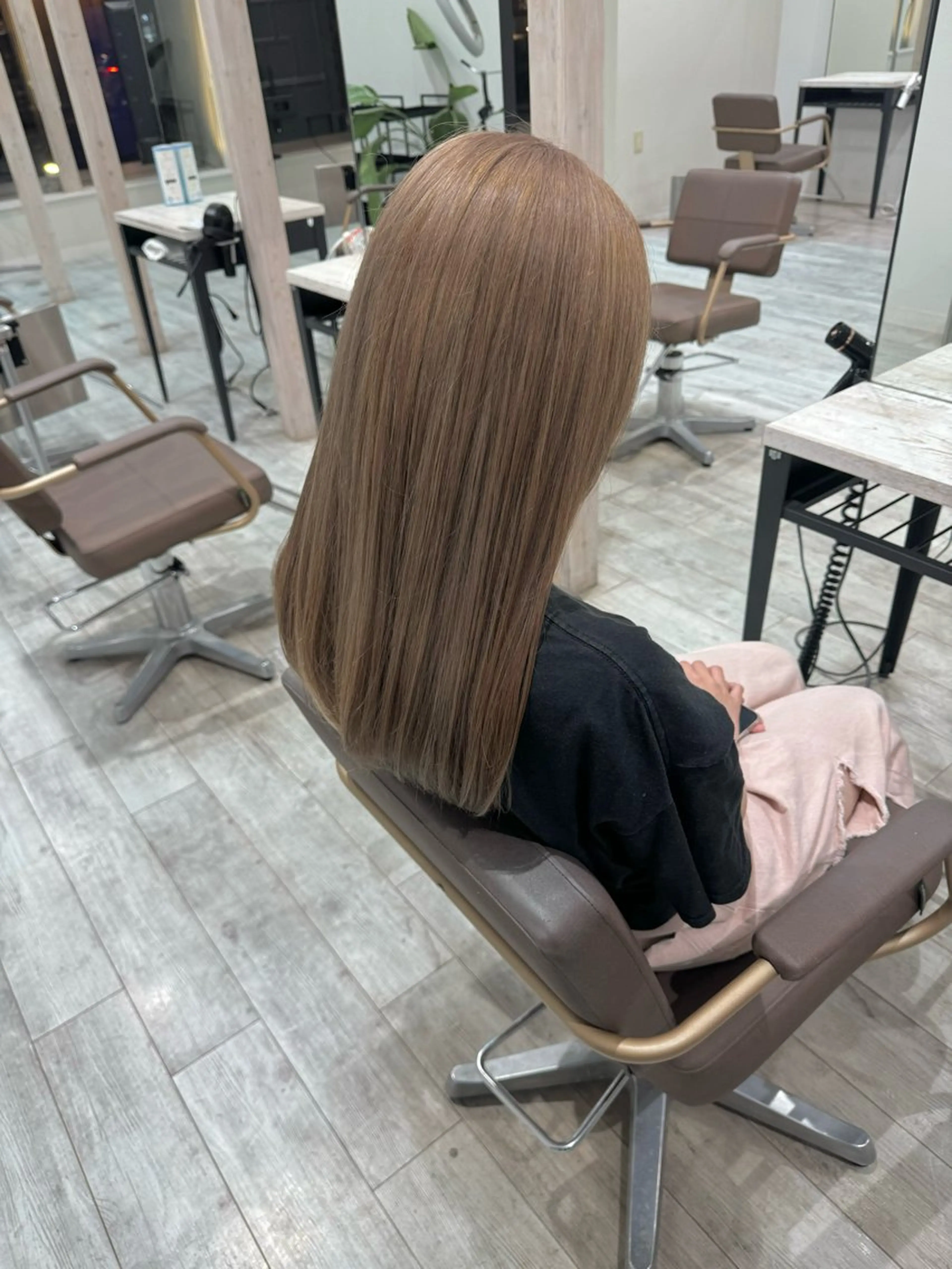 セミロング 𝐘𝐮𝐤𝐢 ベージュ系カラーのヘアスタイル