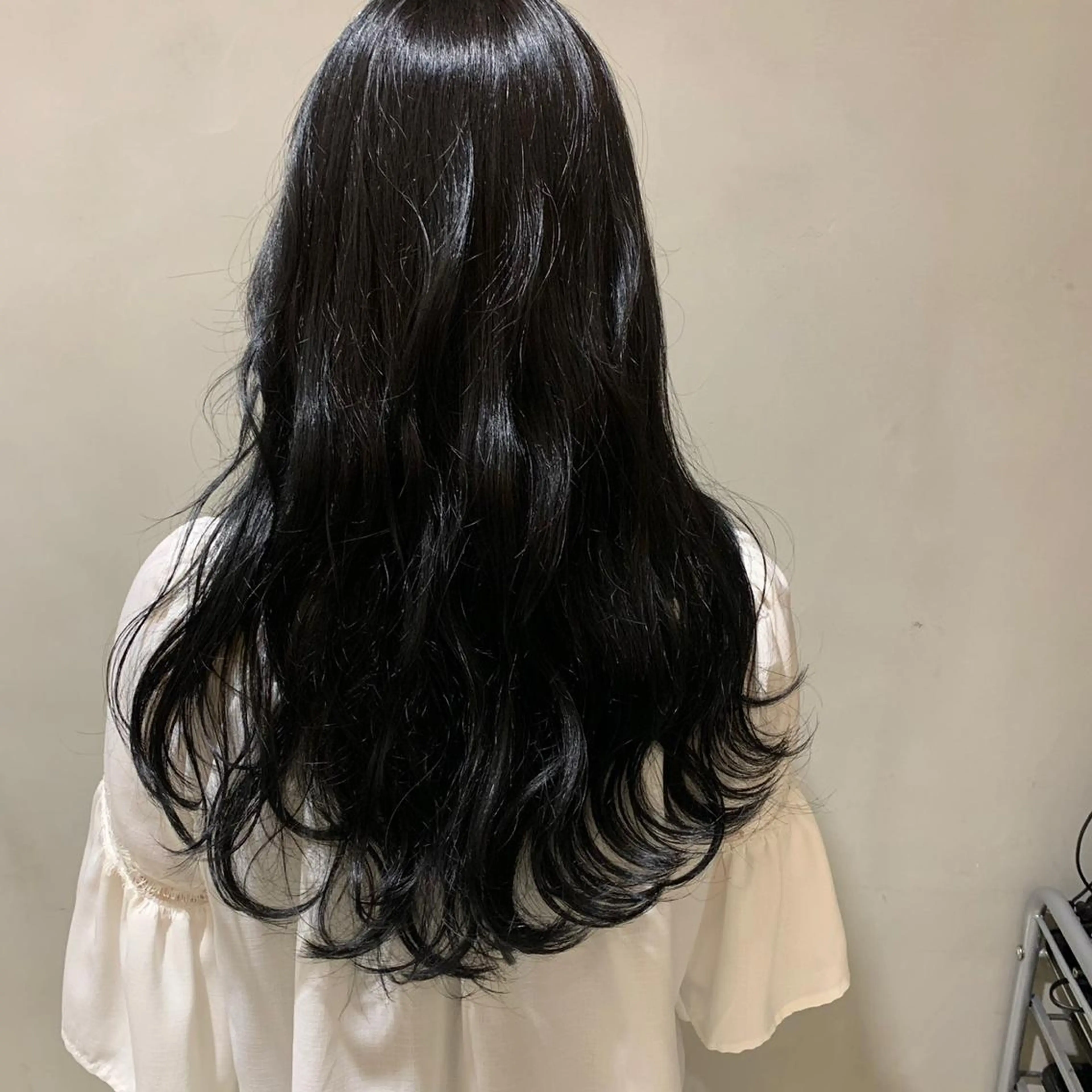 ロング カラー 黒髪 ブリーチ ブルーカラー ブルーブラック 透明感カラー カジュアルを女っぽく 𝗮𝘆𝗮𝗰𝗼のヘアスタイル