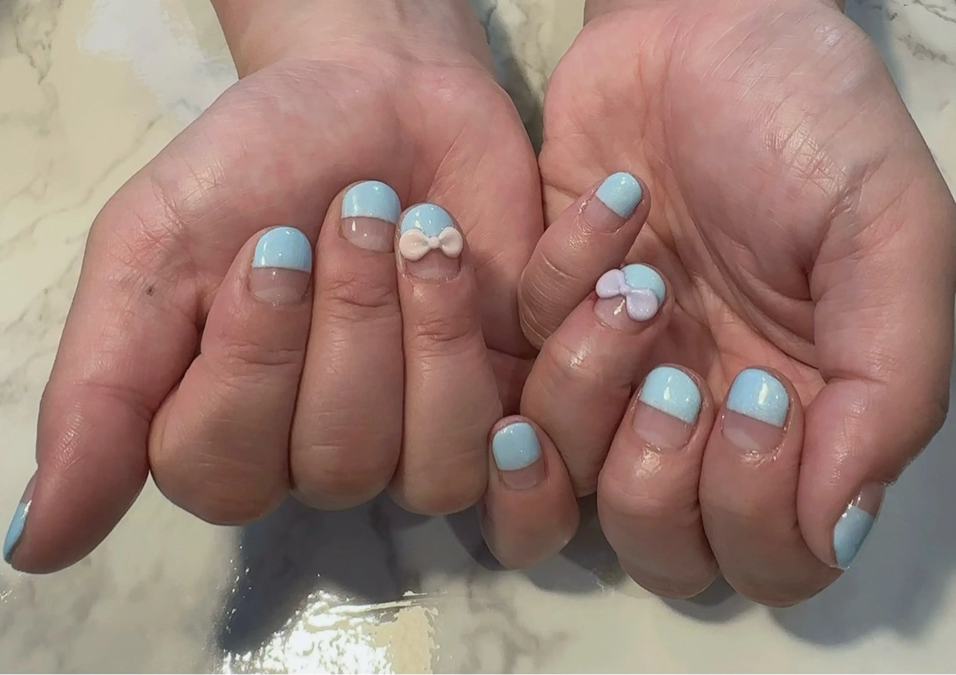 ネイル アートネイル フレンチネイル リボン atelier chic+所属・atelier chic+のネイルデザイン