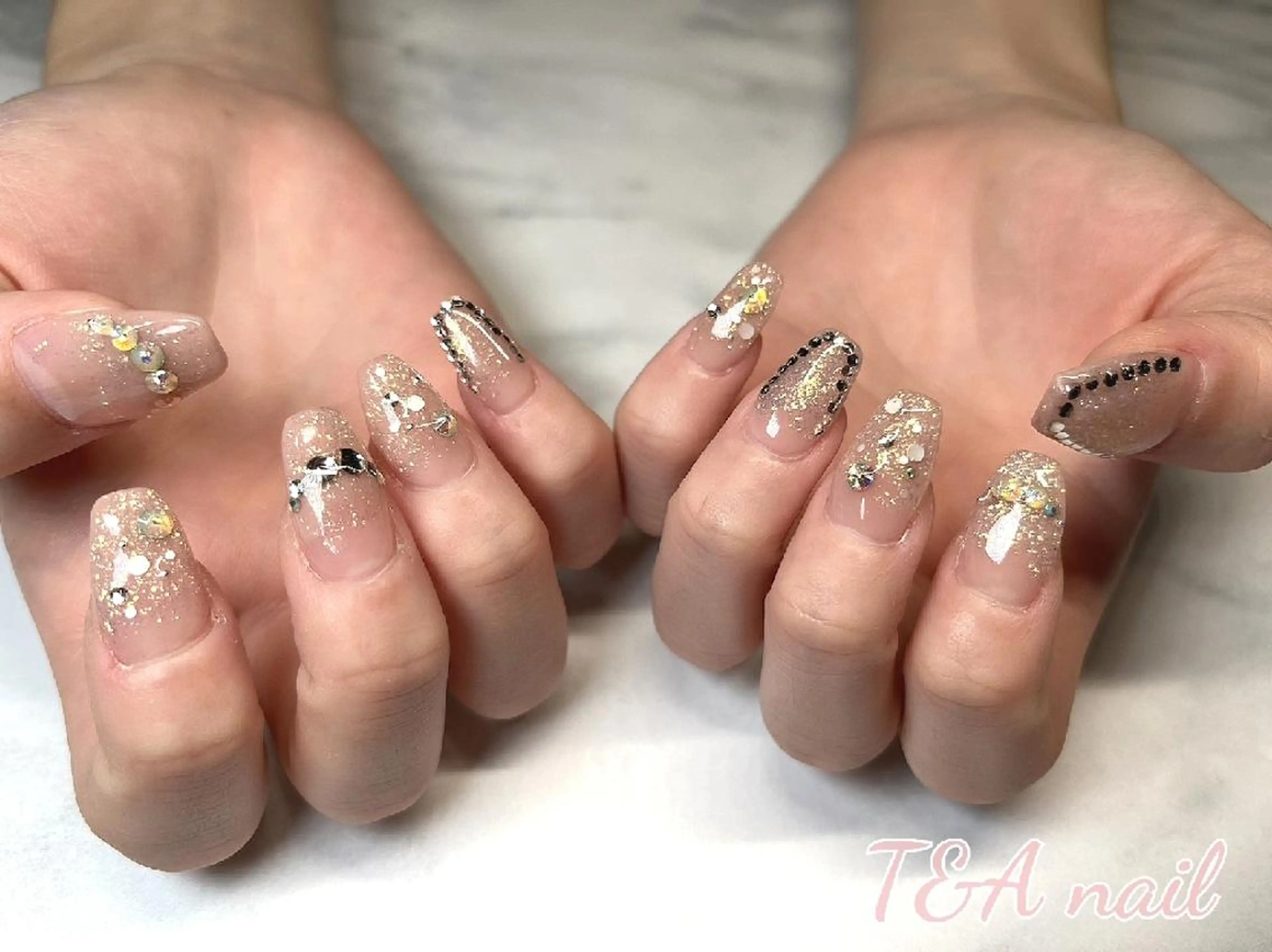 セミロング ネイル 長さ出し ジェルネイル グラデーション キラキラネイル ニュアンスネイル ハンドネイル T&A nailのネイルデザイン