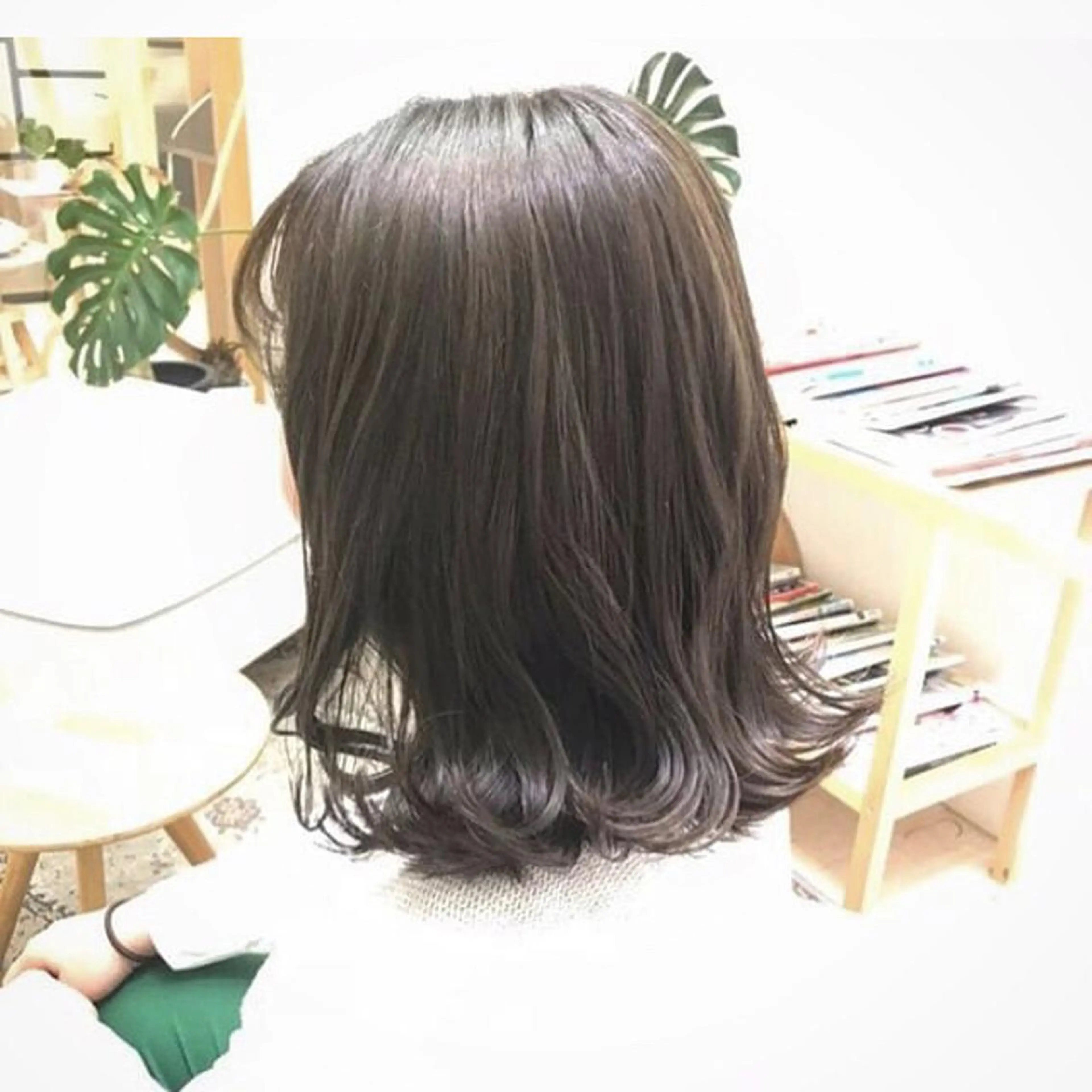 ミディアム カラー グレージュ 安永 涼のヘアスタイル