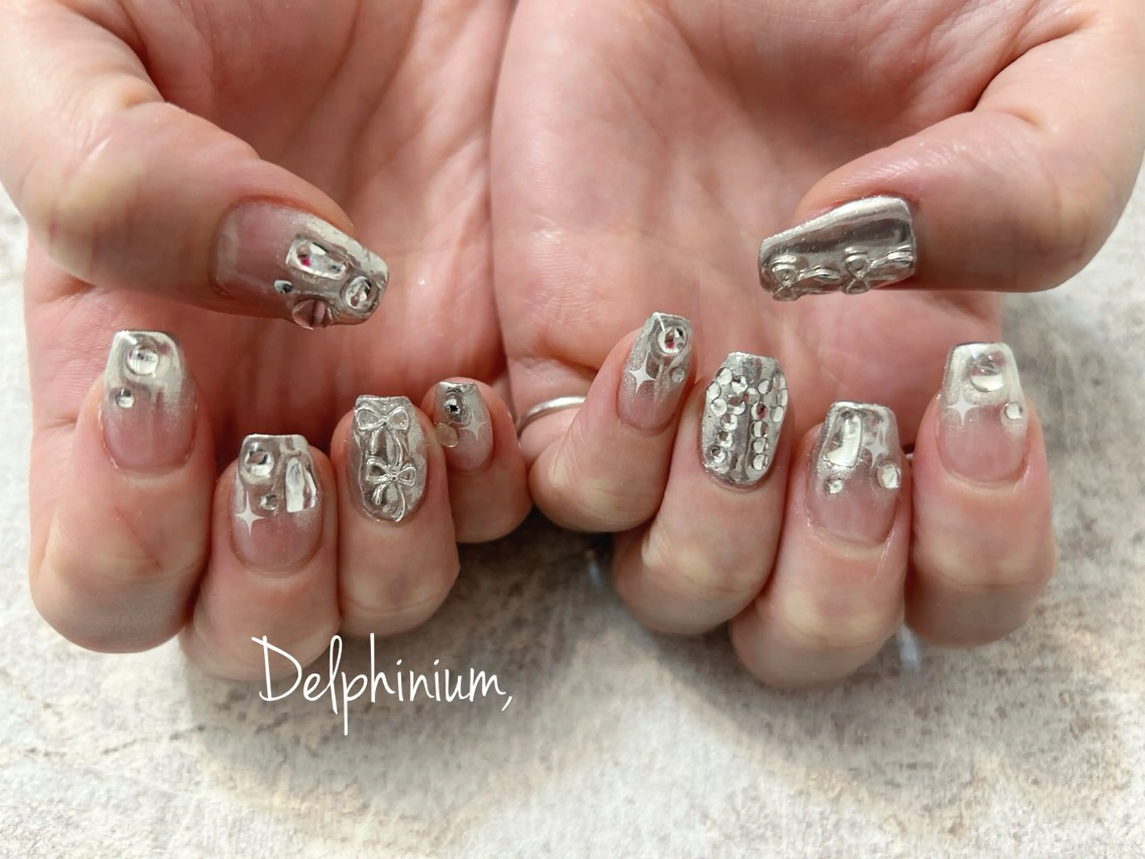 ネイル ミラーネイル リボン シルバー ハンドネイル 岡本 友恵のネイルデザイン
