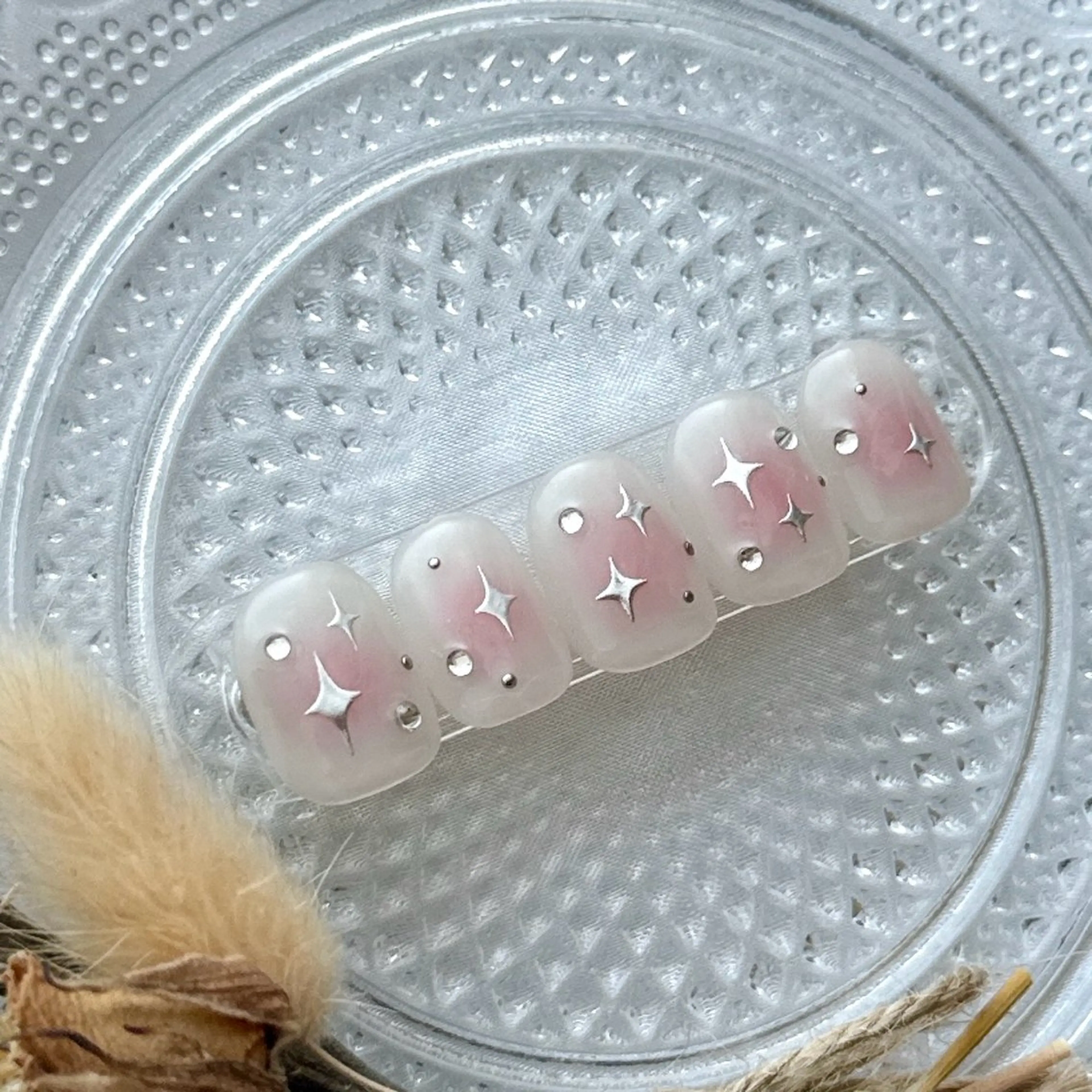 ネイル チークネイル キラキラネイル ピンク シルバー ストーンネイル ハンドネイル peaberry nailのネイルデザイン