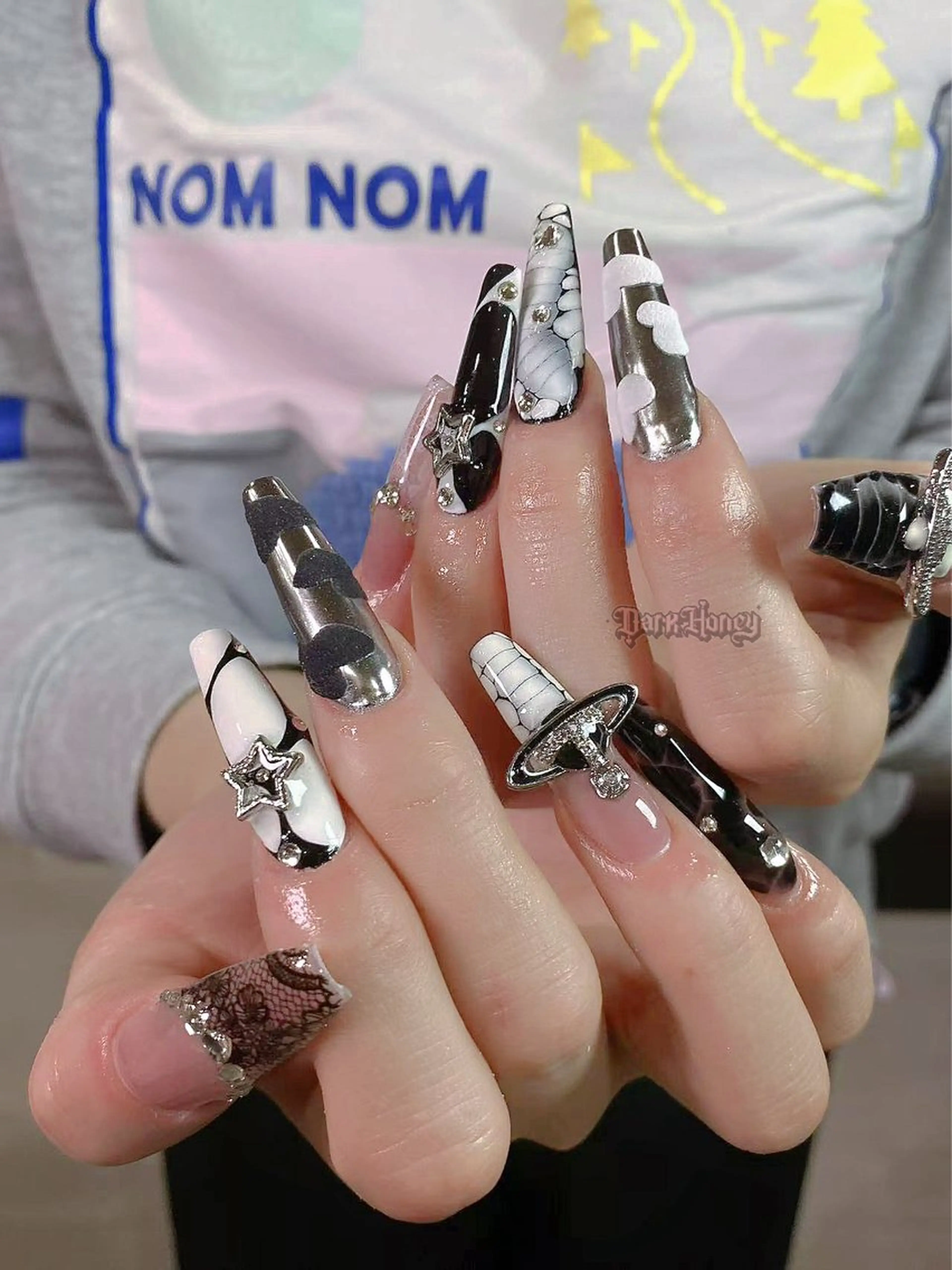 ネイル ハンドネイル Dark honey スカルプ専門原宿店のネイルデザイン
