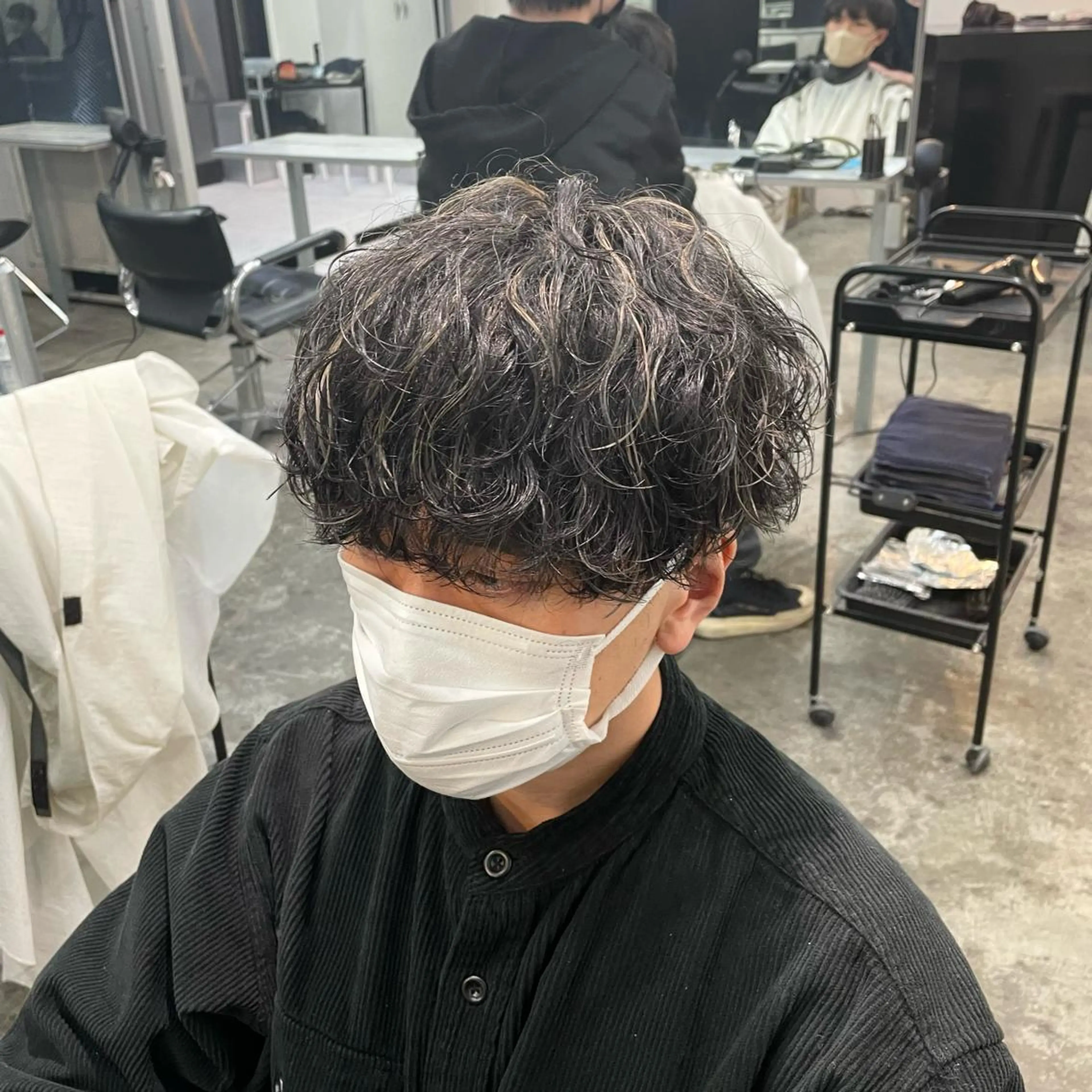 ショート カラー パーマ メンズ メンズハイライト 波巻きパーマ ハイライトカラー ハイライト カット ヘアカラー パーマ メンズ特化美容師/ 藤戸 椋のヘアスタイル