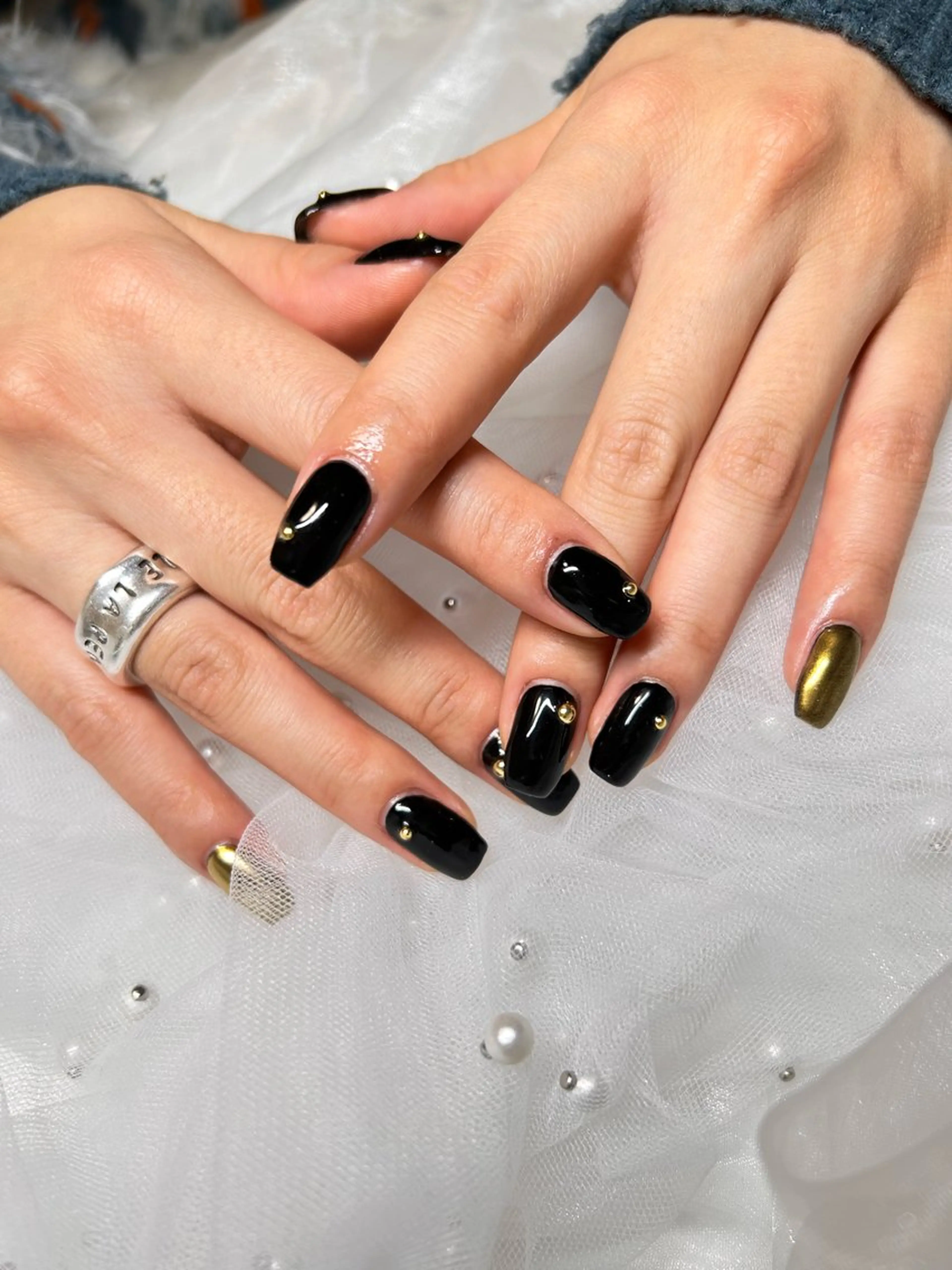 ネイル ゴールド ミラーネイル ストーンネイル ハンドネイル n.bebe nail所属・N. bebeのネイルデザイン