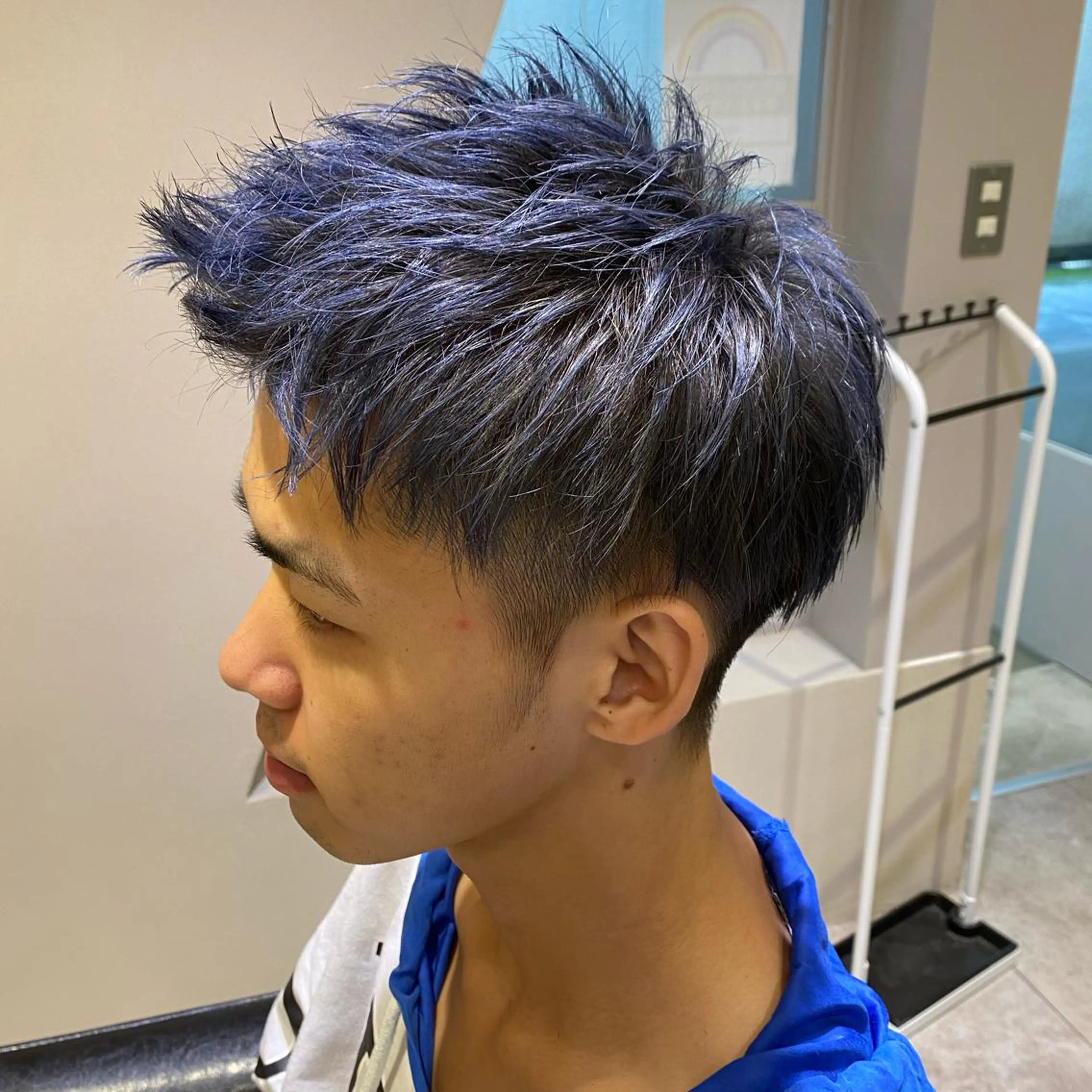 ショート カラー メンズ メンズブリーチ ブリーチ ブルーカラー シルバー 上石神井メンズパーマ 飯田徹のヘアスタイル