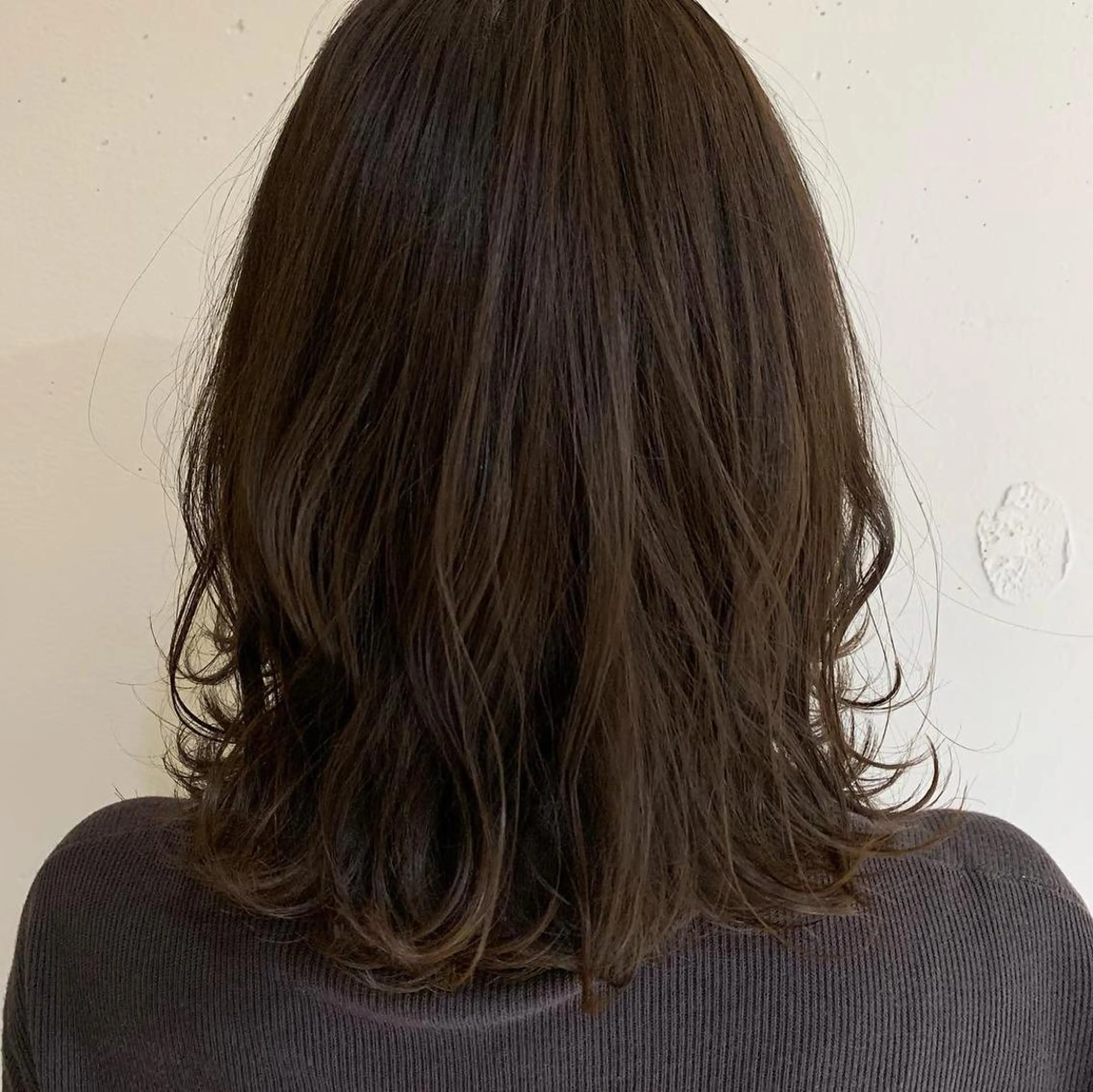 ミディアム カラー ブルーカラー ブルージュ ボブ 外ハネヘア newi 京橋 【yuuki】のヘアスタイル