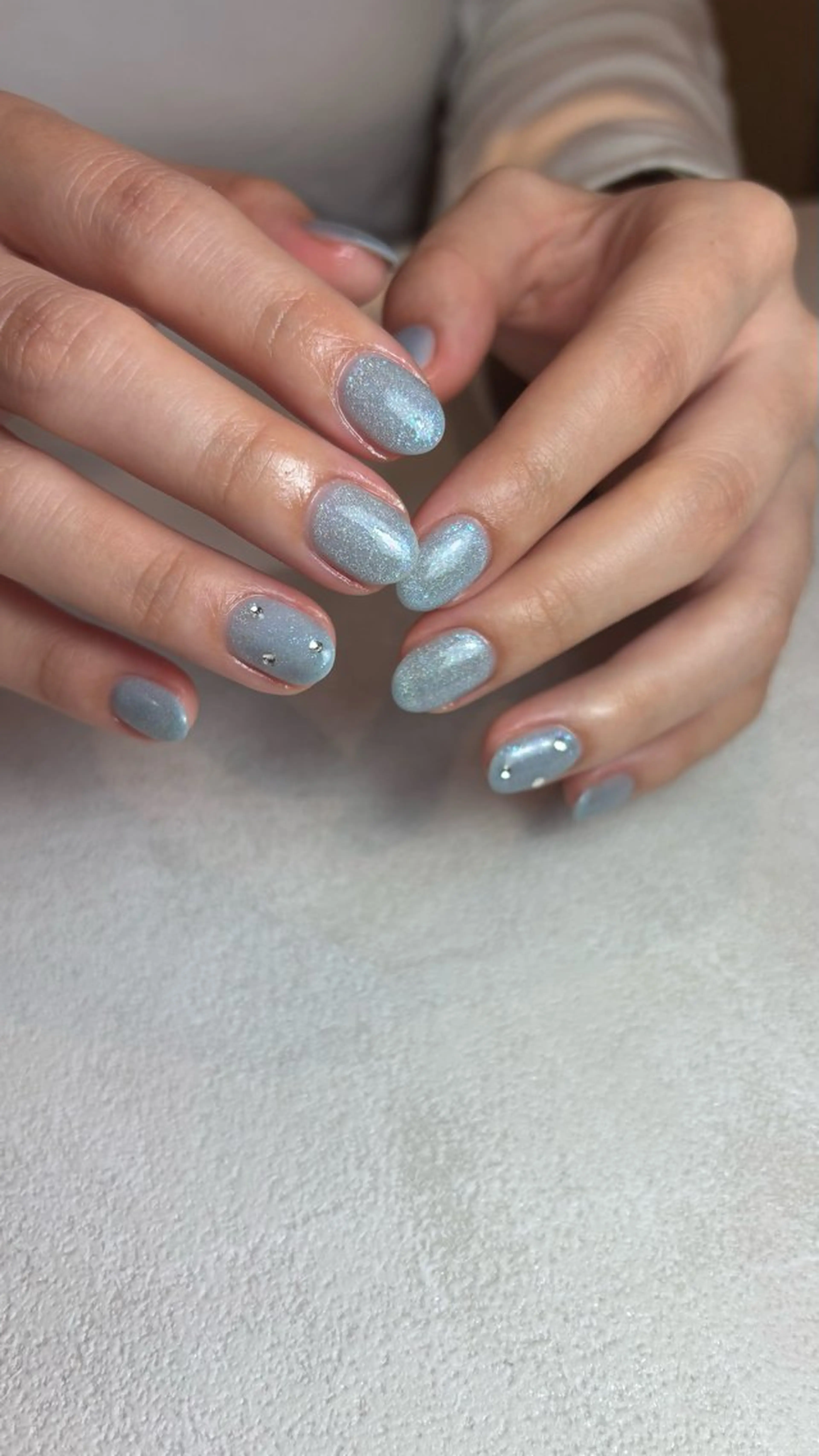 ネイル オーロラネイル 水色 マグネットネイル 夏ネイル ハンドネイル 山田 美羽のネイルデザイン