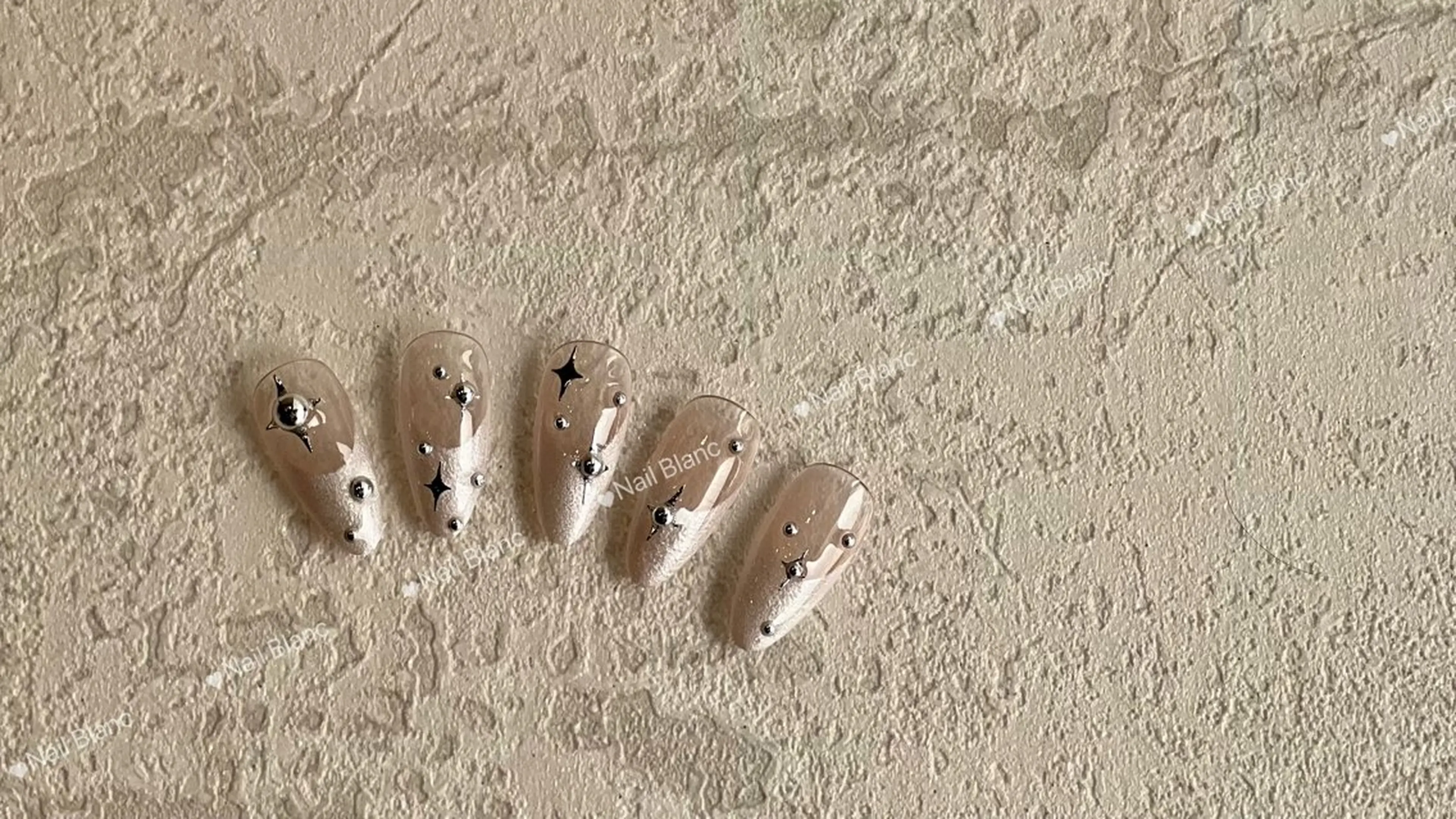 ネイル アートネイル 韓国ネイル シンプルネイル ストーンネイル ハンドネイル Kurehashi Yui🧸のネイルデザイン