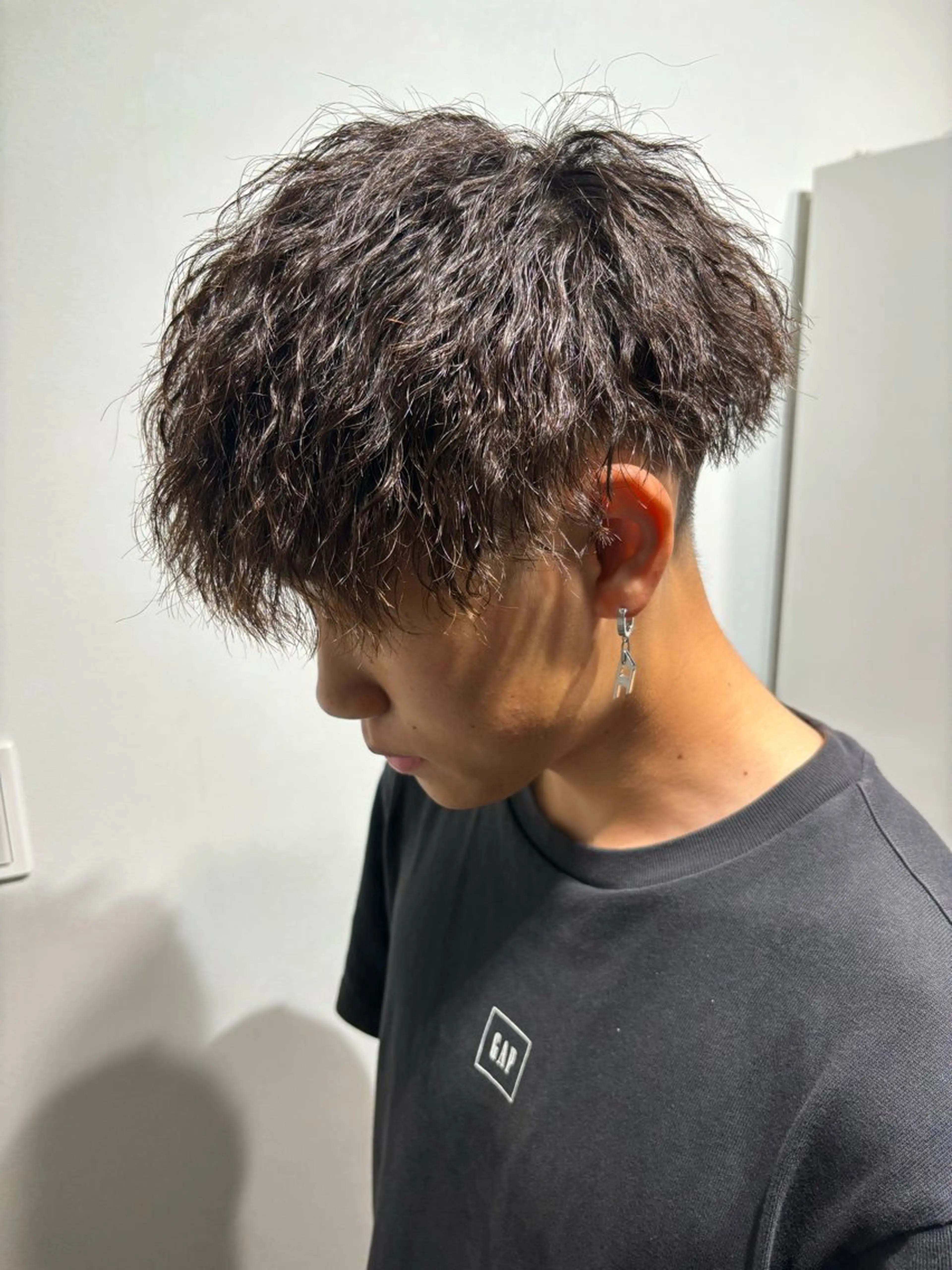 ミディアム パーマ メンズ マッシュ カット パーマ 穐田 航のヘアスタイル