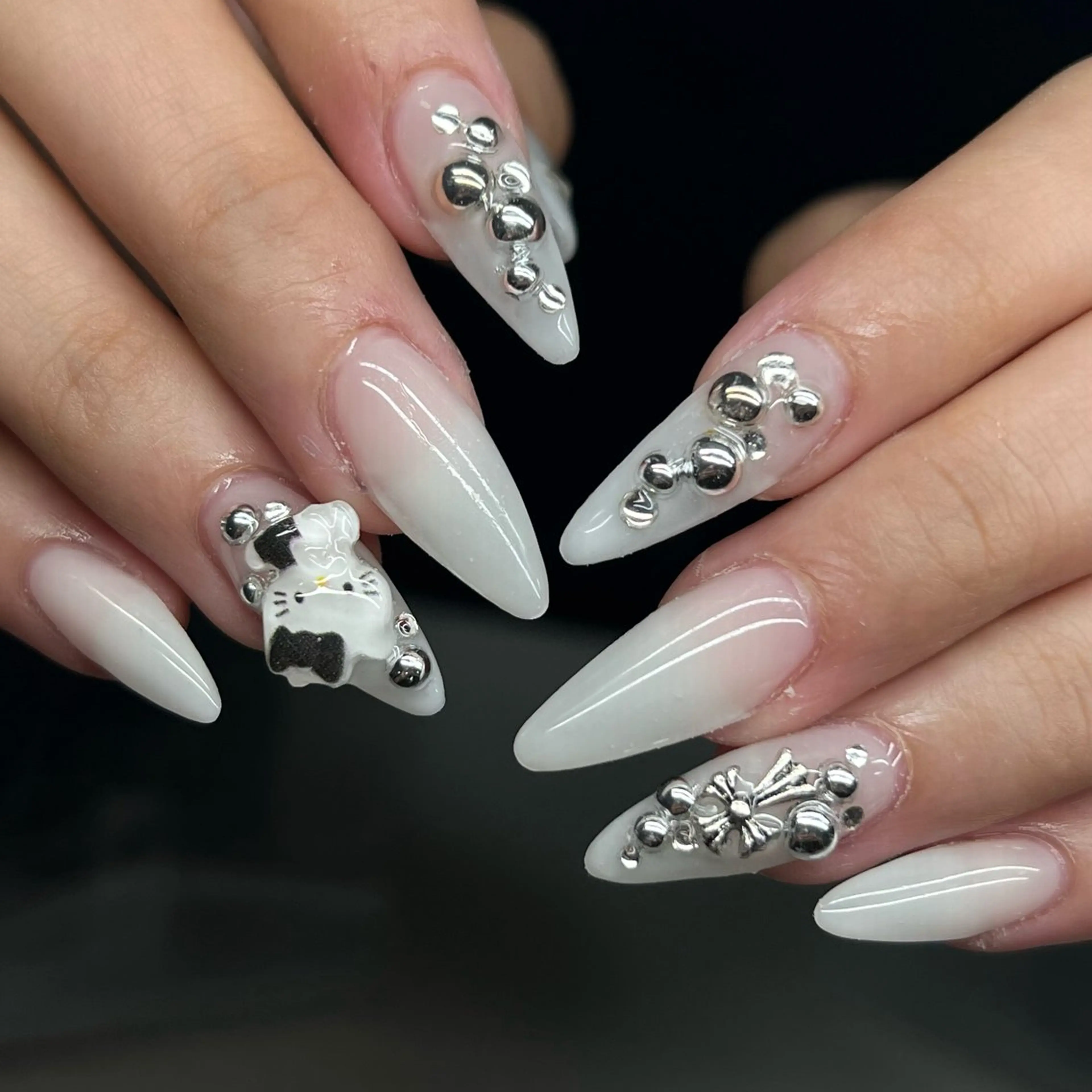 ネイル シルバー ⁸ᵃᵖᵖʸ🐝⋆゜ MöEのネイルデザイン