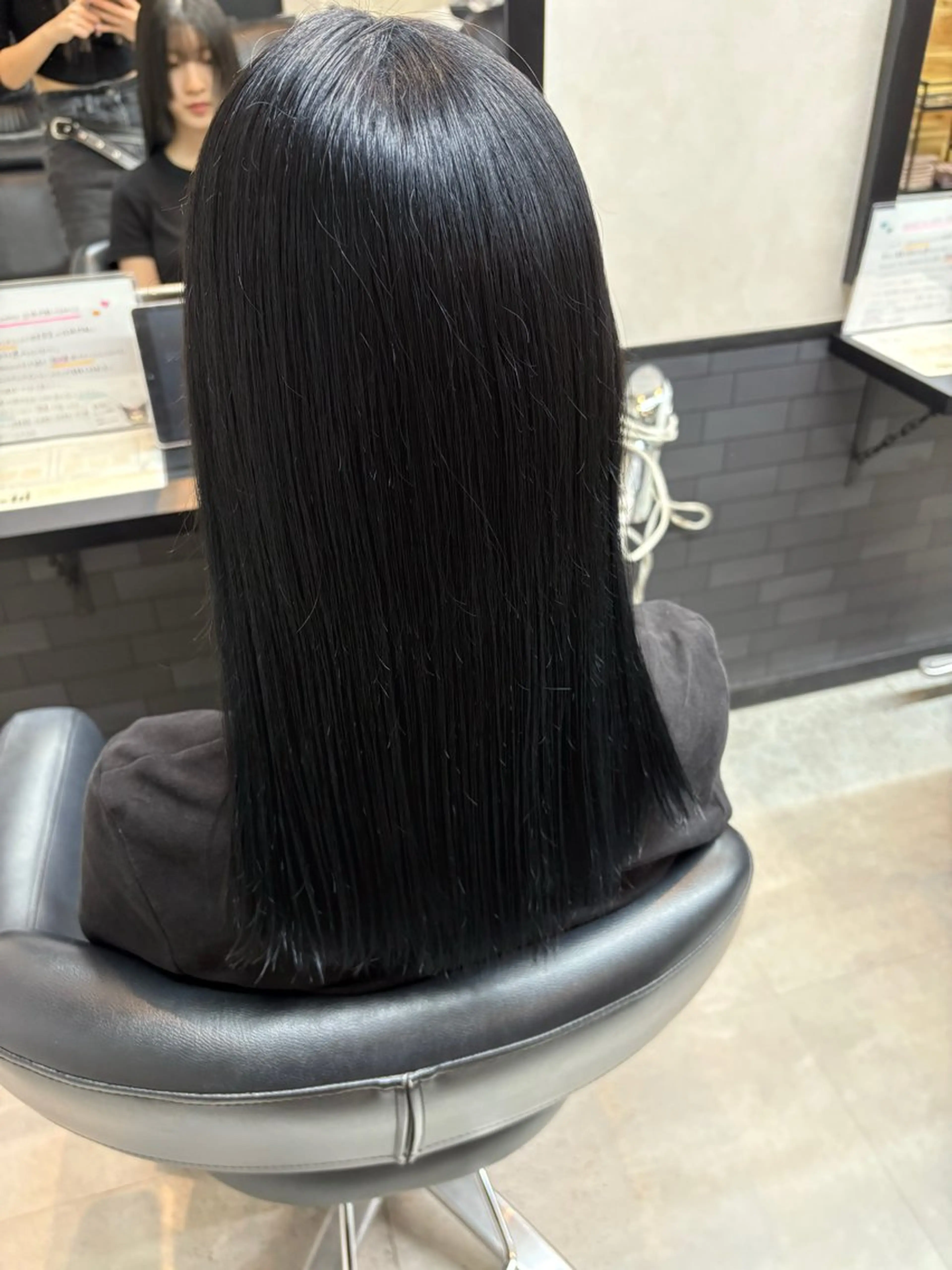 ミディアム カラー 黒髪 ブルーカラー ブルーブラック 鴇田 幸咲 /ハイトーンカラーのヘアスタイル